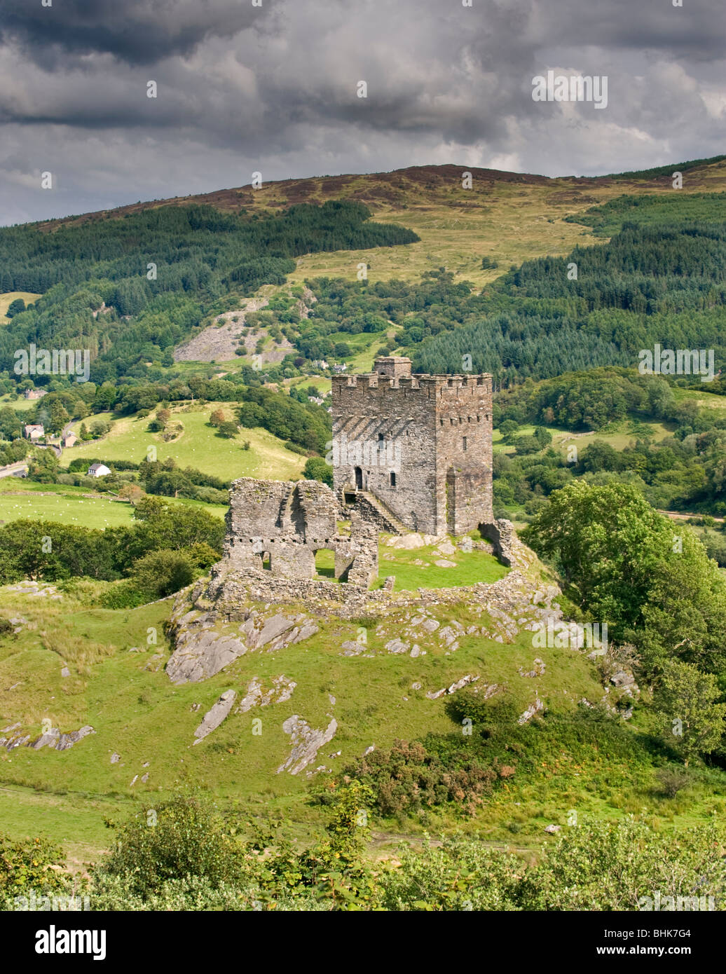 Château de Dolwyddelan en été, plage de Prestatyn, près de Betws-Y-coed, Parc National de Snowdonia, le Nord du Pays de Galles, Royaume-Uni Banque D'Images