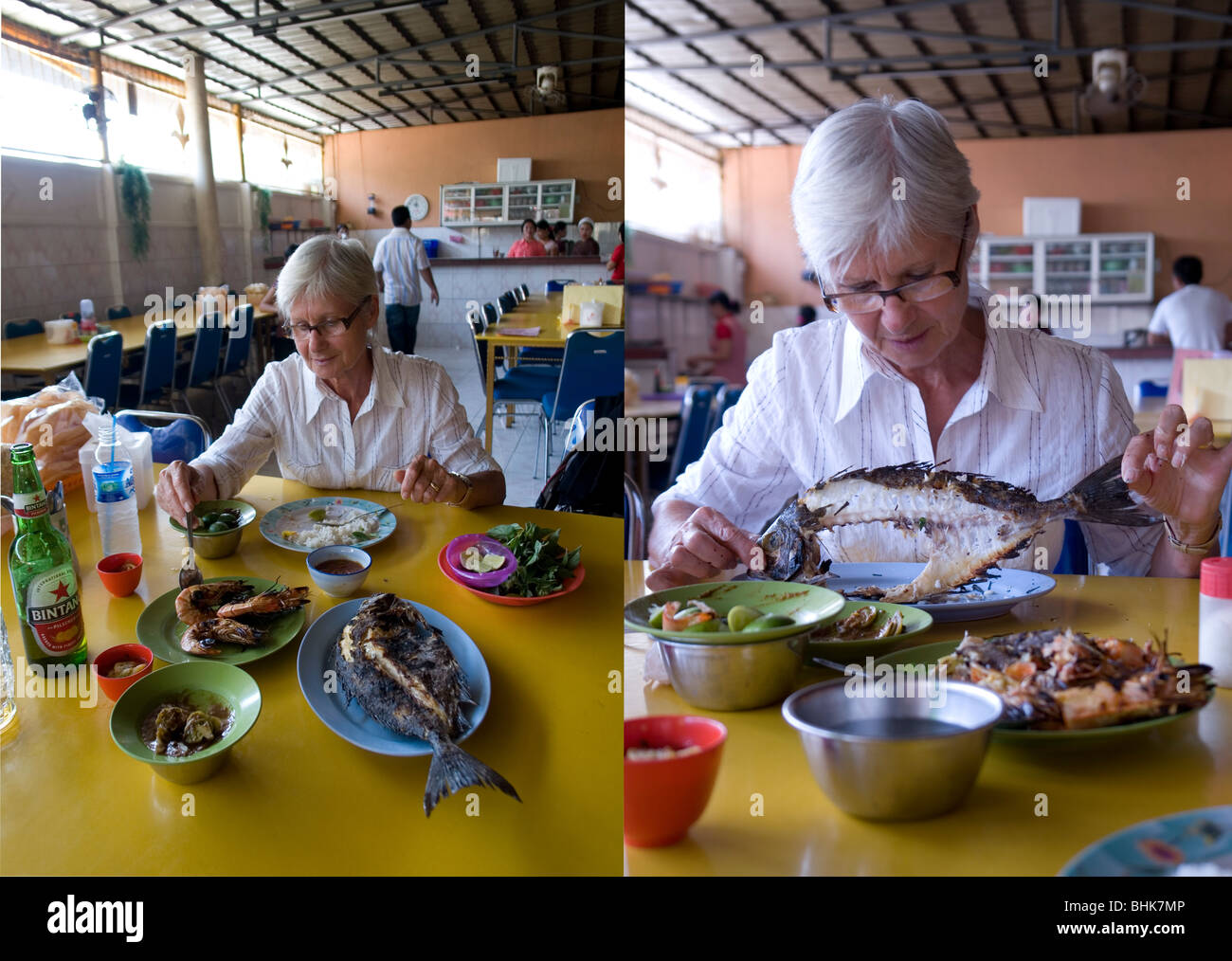 Les avec les doigts pour une expérience touristique principal (Sulawesi). Touriste s'essayant à manger du poisson avec les doigts Banque D'Images