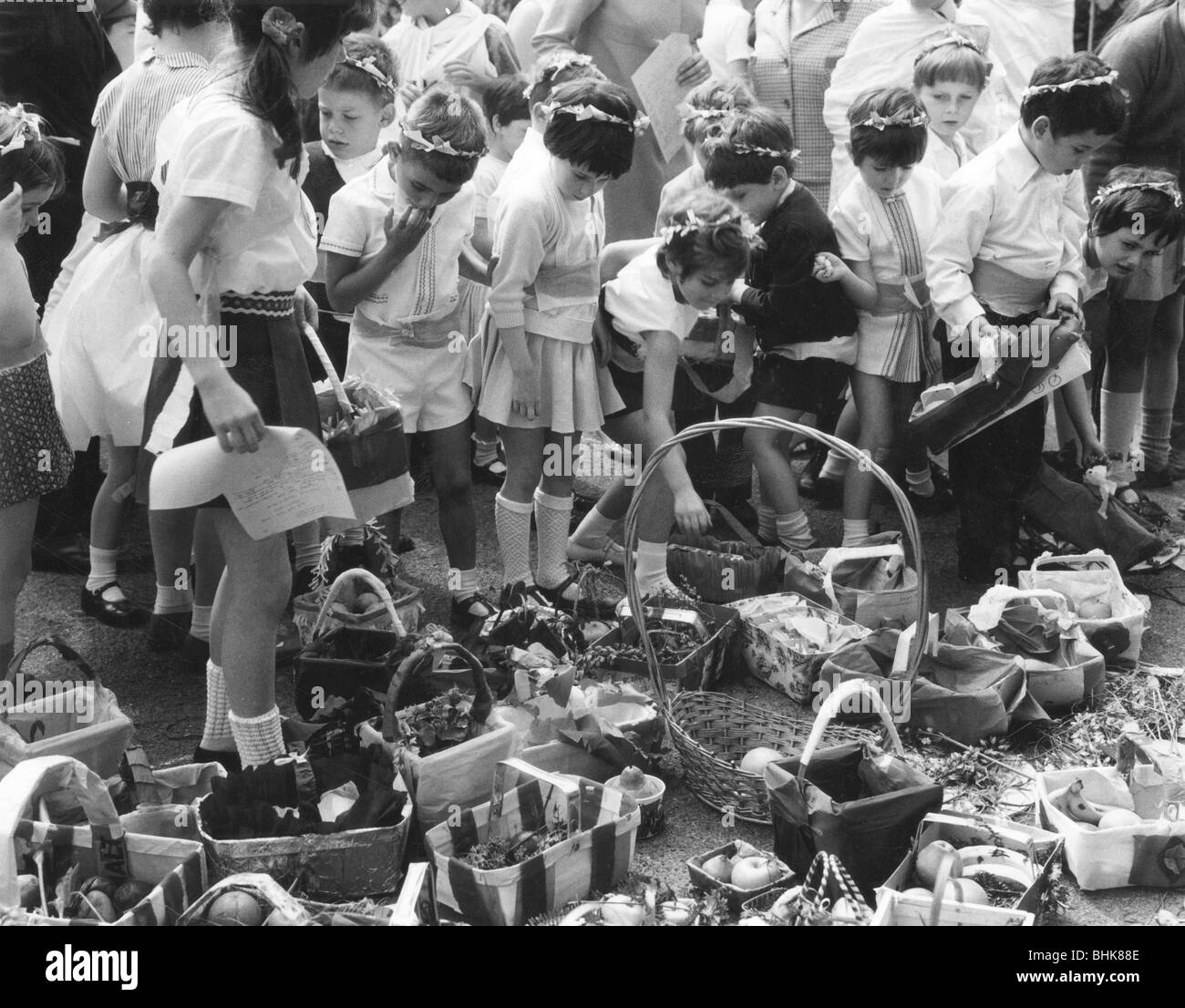 Chavouot pageant, recueillir les fruits, Londres, 30 mai 1968. Artiste : Inconnu Banque D'Images