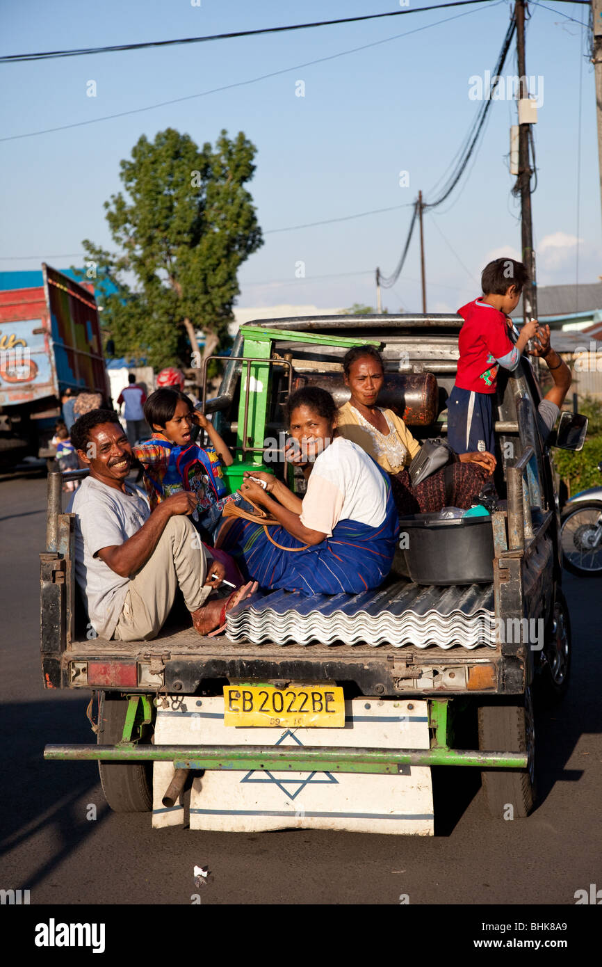 Famille assis à l'arrière d'un camion venant du marché, Bajawa Banque D'Images