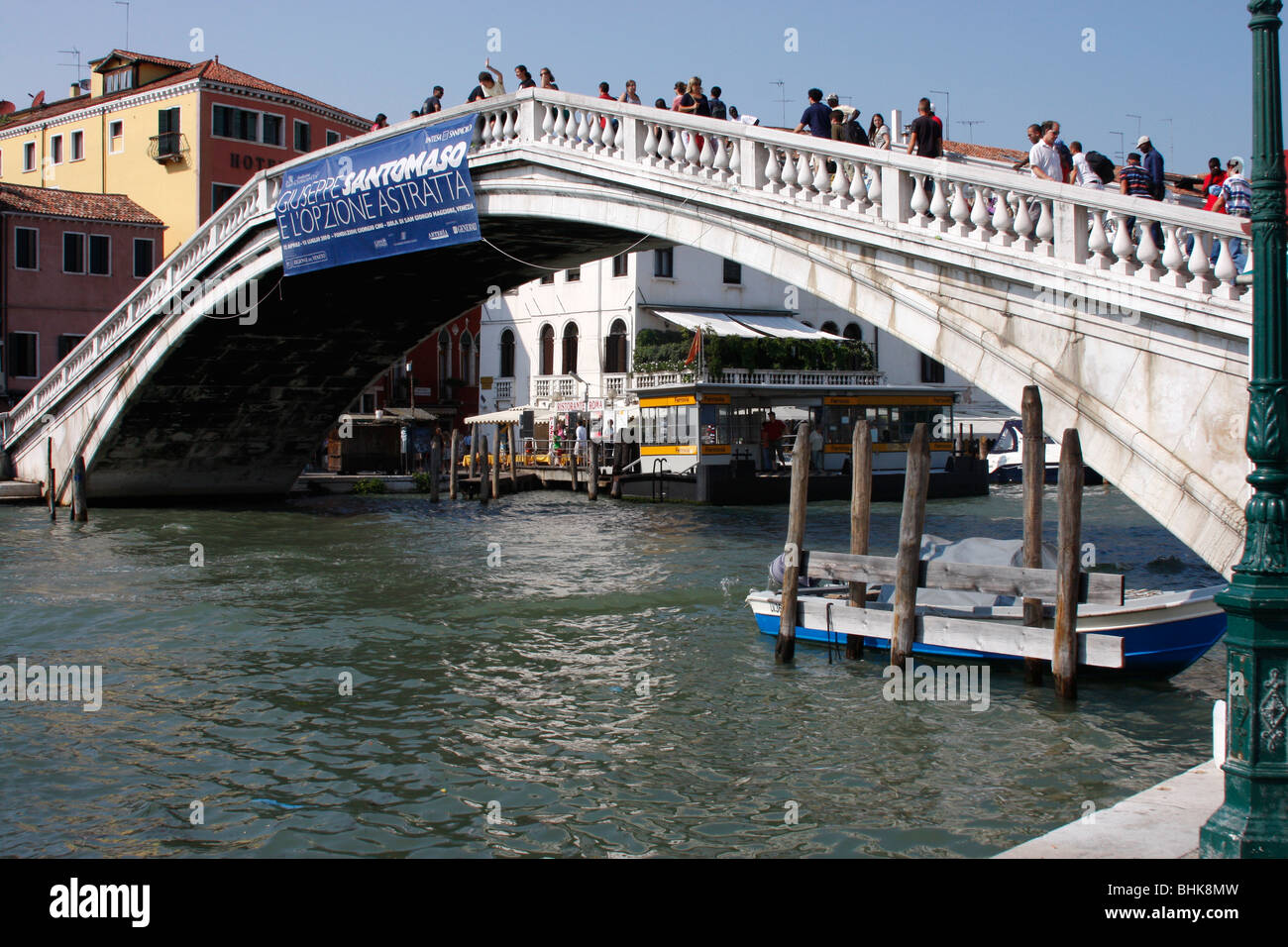 L'un des nombreux ponts sur le Grand Canal à Venise, Italie. Banque D'Images