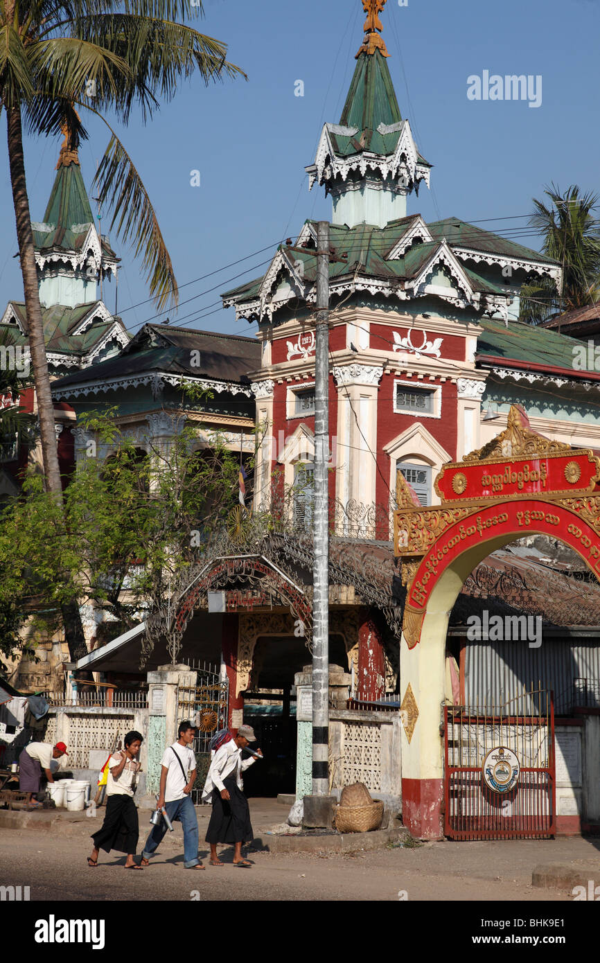 Le Myanmar, Birmanie, Yangon, Rangoon, monastère bouddhiste, l'architecture traditionnelle, Banque D'Images