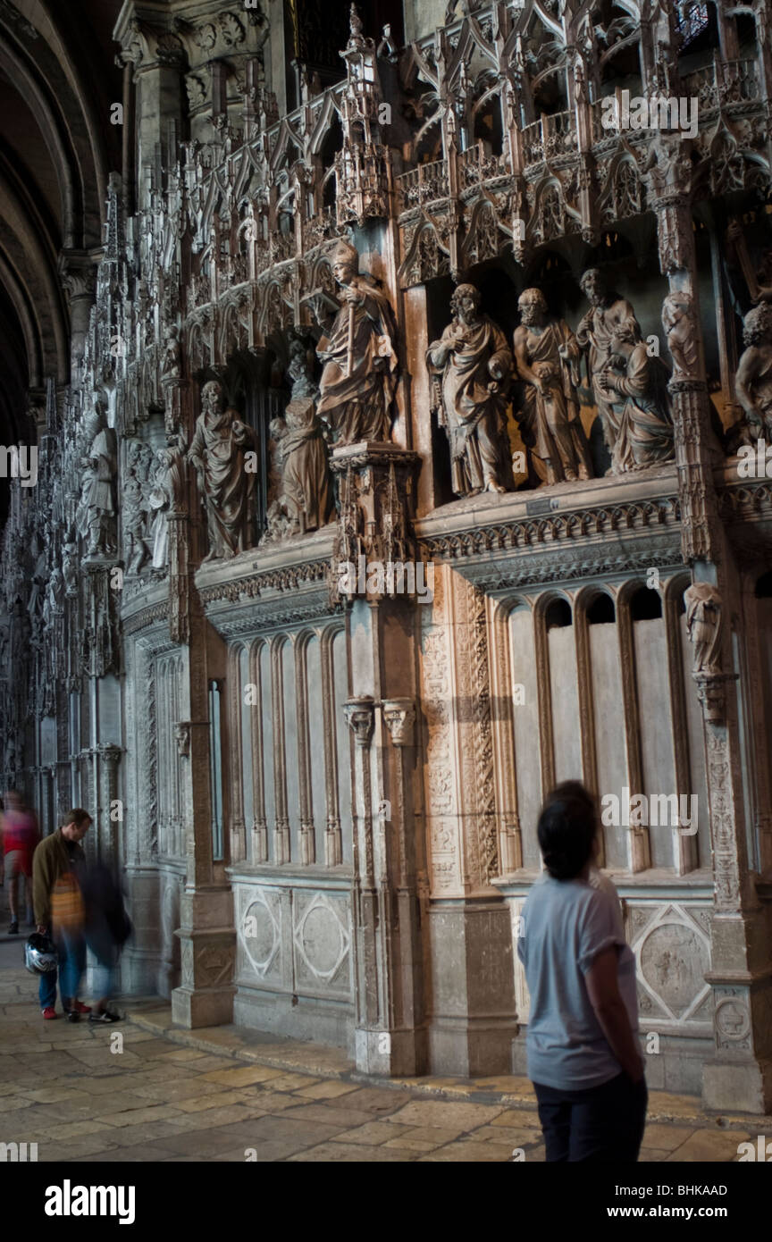 Chartres, France - Cathédrale notre Dame, touristes visitant l'intérieur de l'église, détail architectural, Église catholique française Banque D'Images
