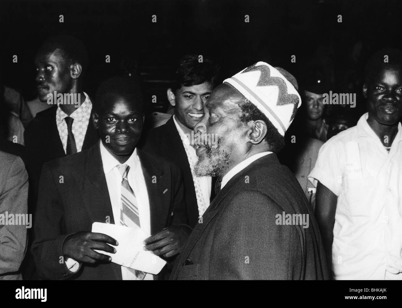 Kenyatta, Jomo, 20.10.1893 - 22.8.1978, politicien kenyan, président du Kenya 1964 - 1978, demi-longueur, vue latérale, pendant l'Ouganda Uhuru, Kampala, 1970, Banque D'Images