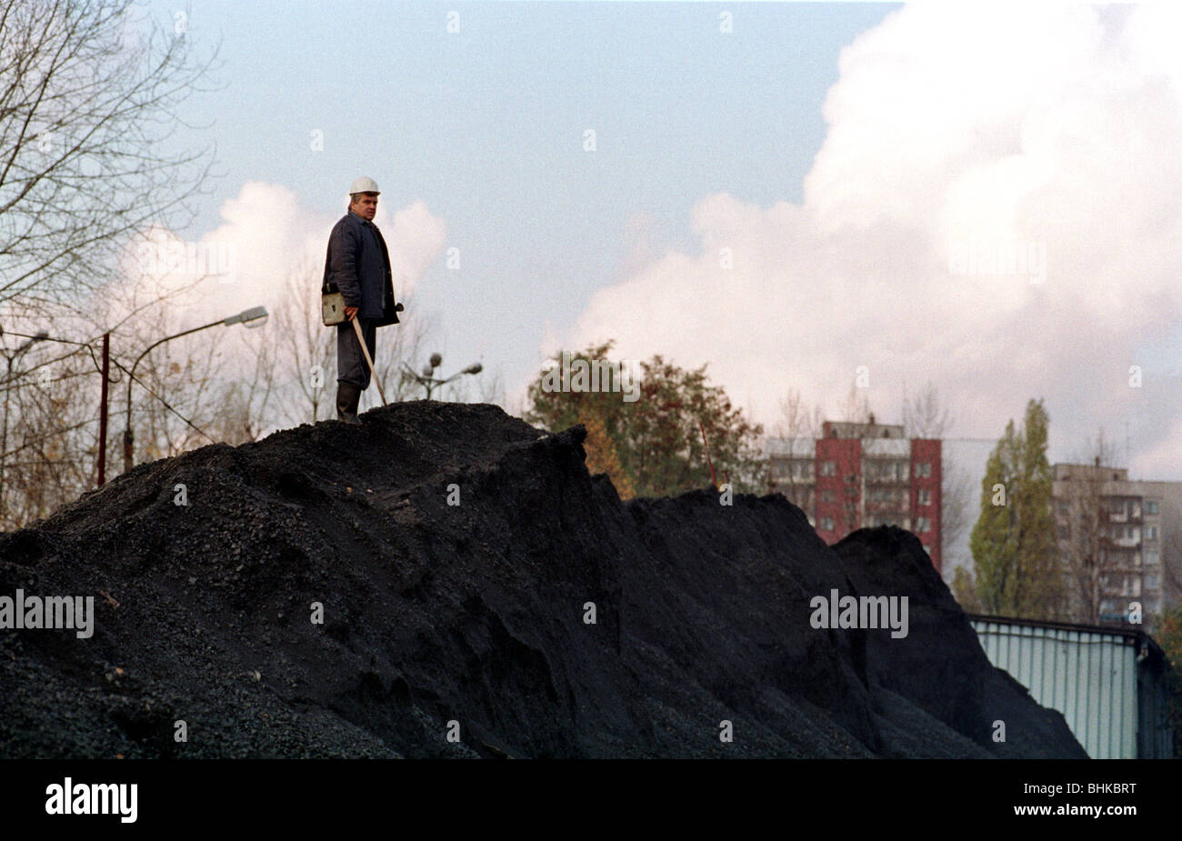 Un mineur sur un stock de charbon noir, Katowice, Pologne Banque D'Images