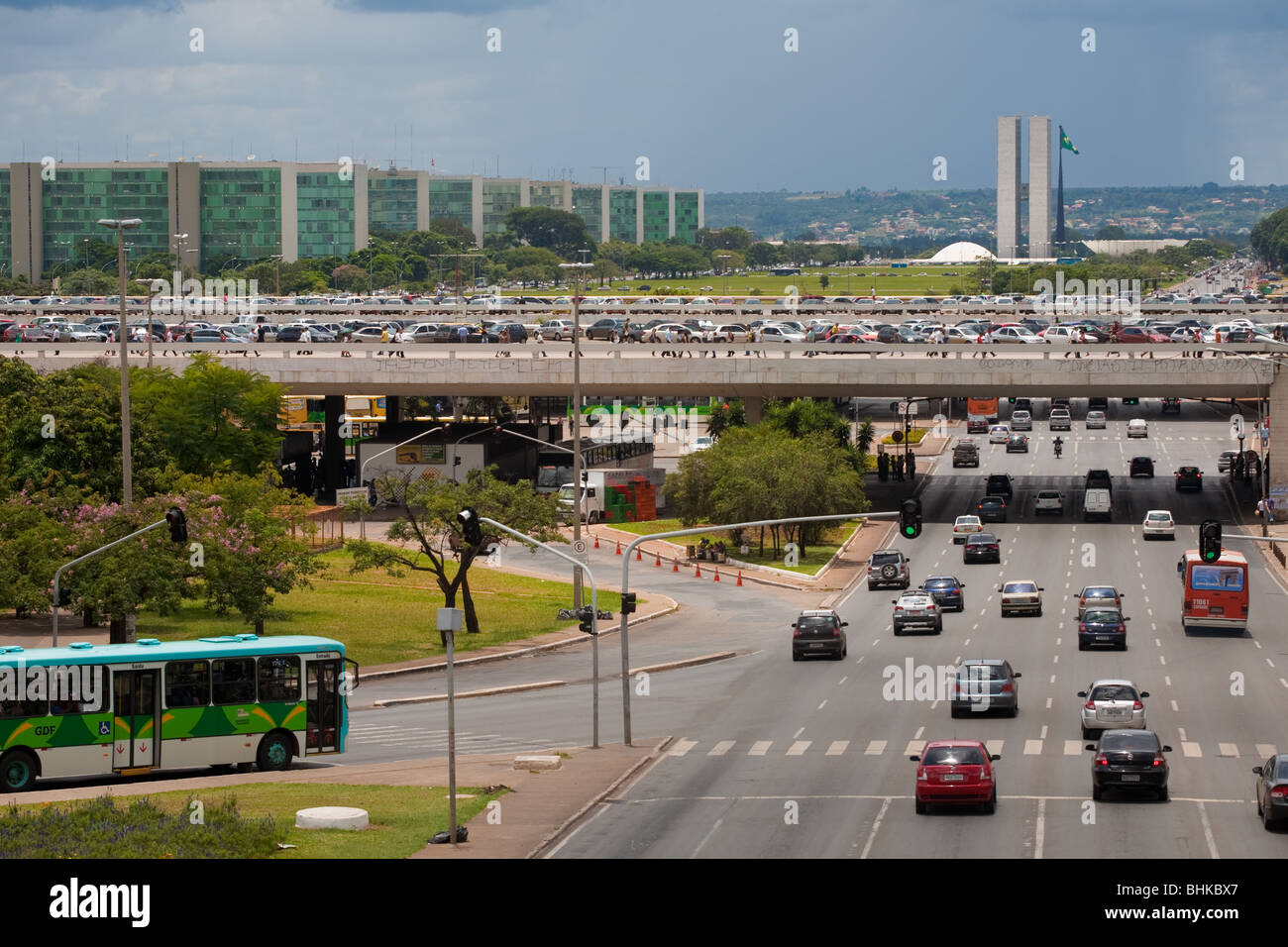 Vue sur le Congrès national brésilien et la forme des bâtiments du Ministère de l'axe monumental de Brasilia, Brésil Banque D'Images