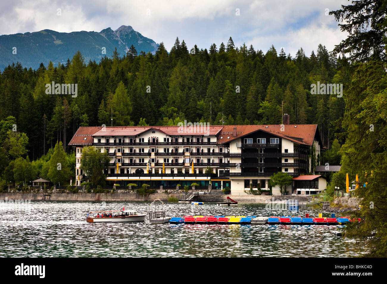 Eibsee hotel sur lac Eibsee dans les Alpes bavaroises, Bavière, Allemagne Banque D'Images