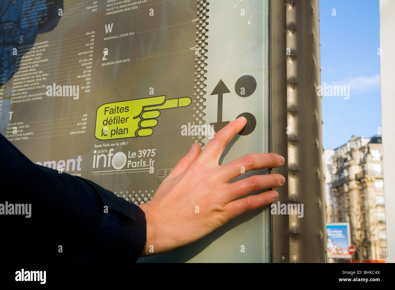 Personne à en et à l'aide de bouton poussoir pour l'exploitation d'une touristique interactif / Déménagement / Informations / Plan des rues de Paris. La France. Banque D'Images