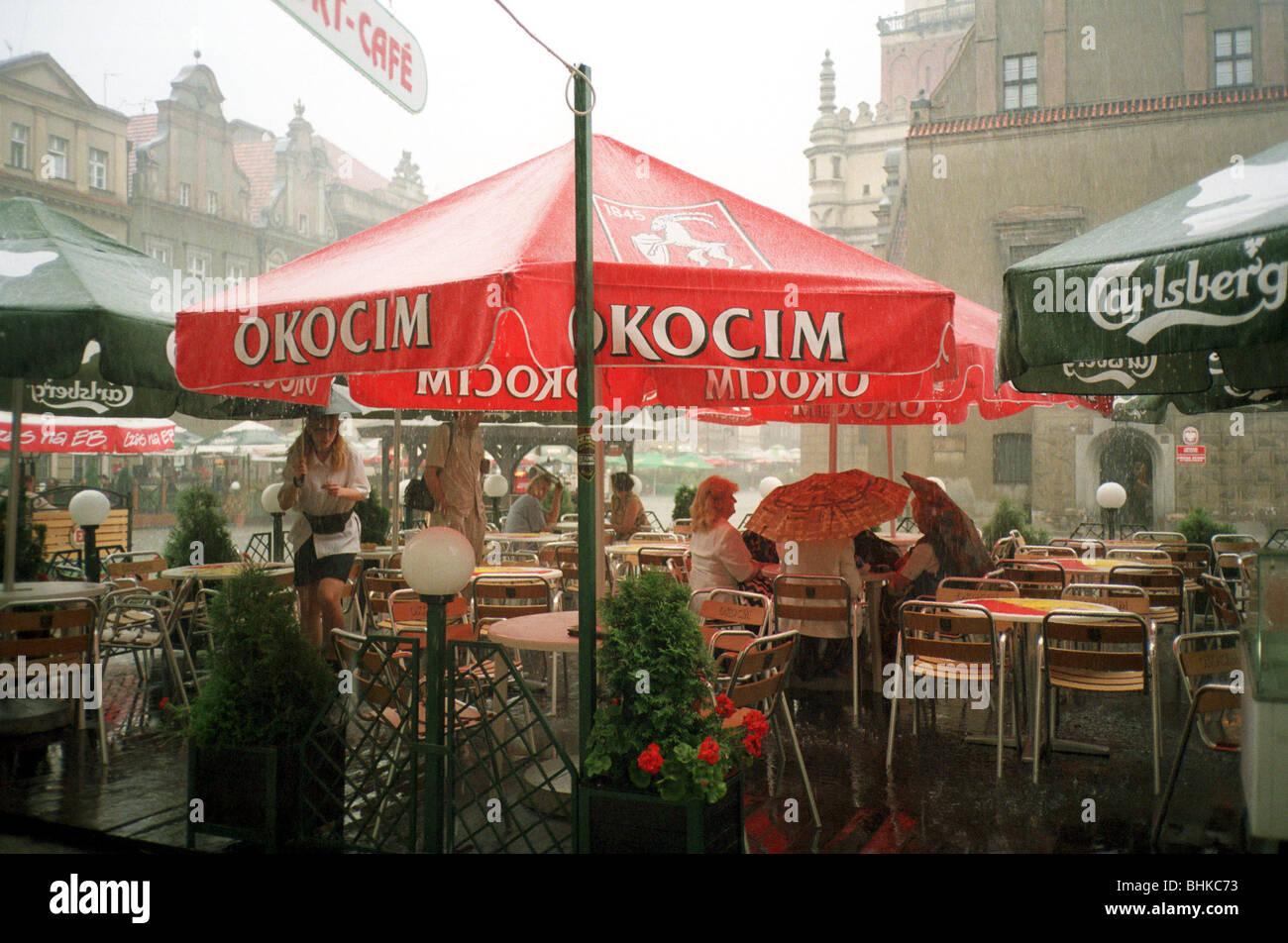 Place du marché, dans la pluie, Poznan, Pologne Banque D'Images
