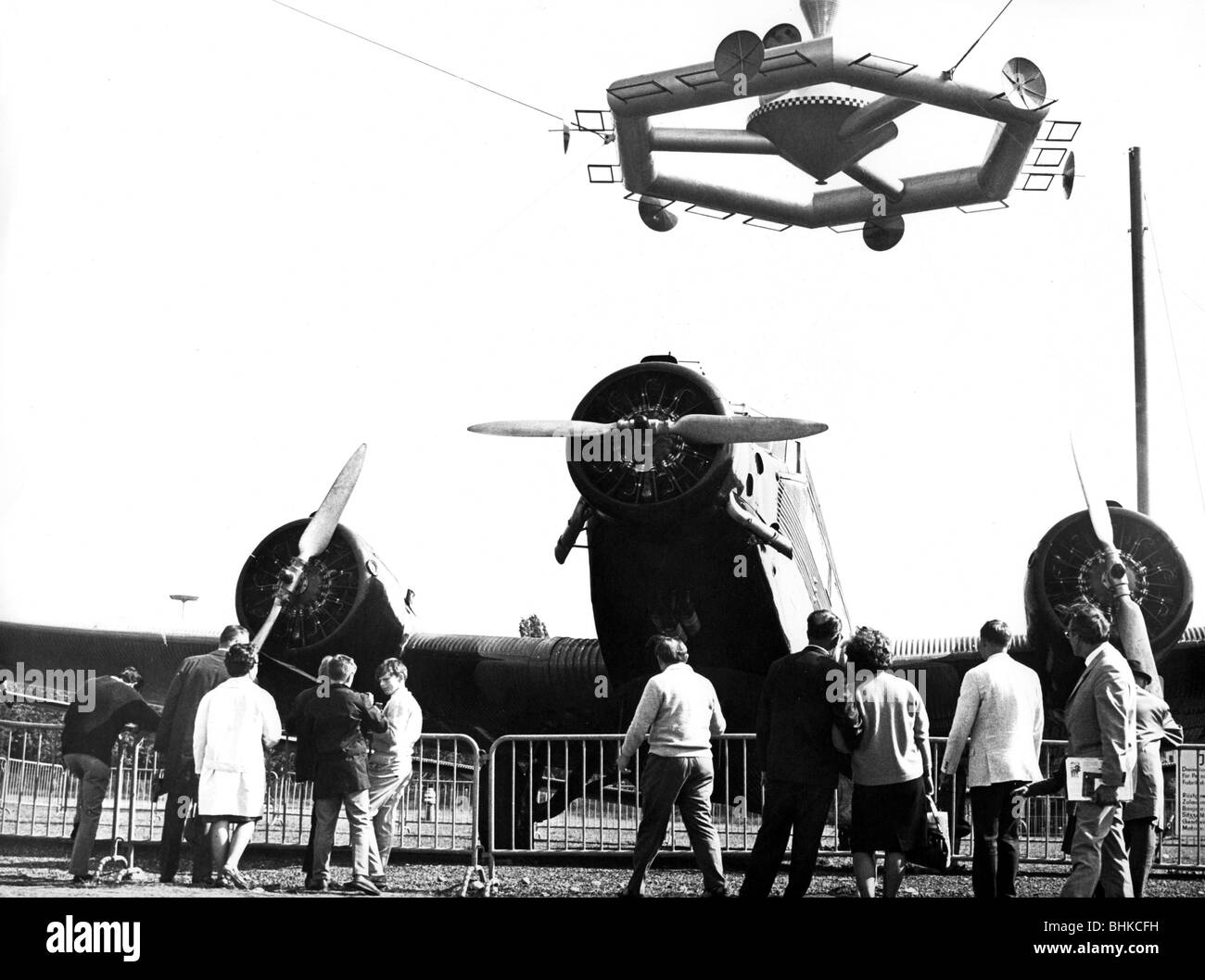 Astronautique, stations spatiales, typ d'une future station spatiale, salon international de la circulation routière, Munich, Allemagne, 1965, en dessous de lui un avion de voyageurs Ju 52/3m, Banque D'Images