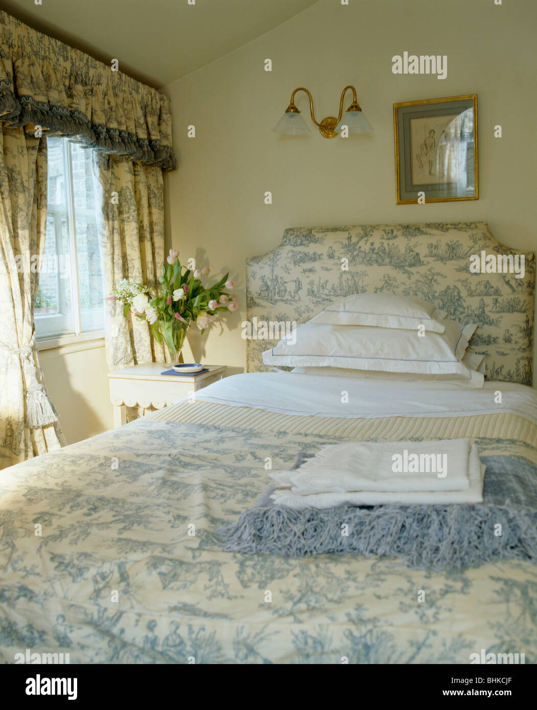 Lit avec toile blanc +bleu-de-Jouy linge de lit et de rideaux sur fenêtre  dans une chambre chalet Photo Stock - Alamy