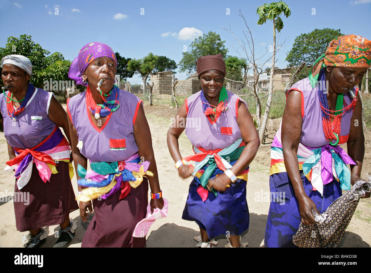 Les femmes d'Afrique du Sud la danse de bright colorful costume traditionnel dans un village africain. Banque D'Images
