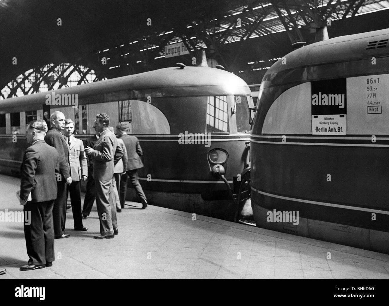 Transport / transport, chemin de fer, locomotives, train diesel DRG classe SVT 877, Deutsche Reichsbahn, produit par WUMAG, en service 1933 - 1957, typ 'Sunich Flyer', gare principale de Leipzig, Allemagne, 5.5.1936, Banque D'Images