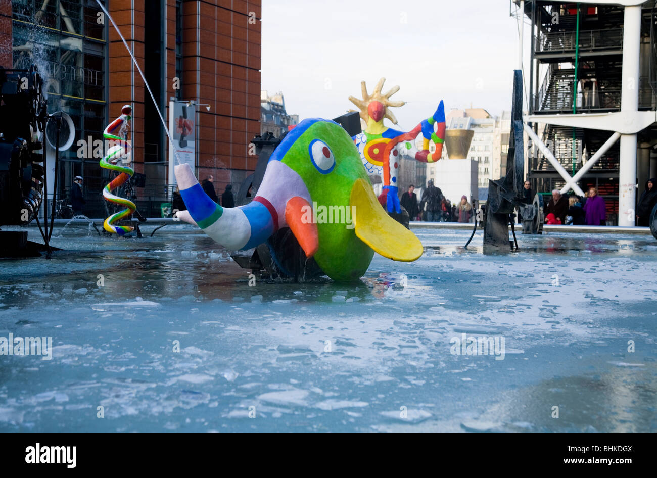 Pièce d'art moderne / sculpture à l'extérieur - dans l'étang / piscines - au musée / centre Pompidou il par temps froid l'hiver. Paris. Banque D'Images