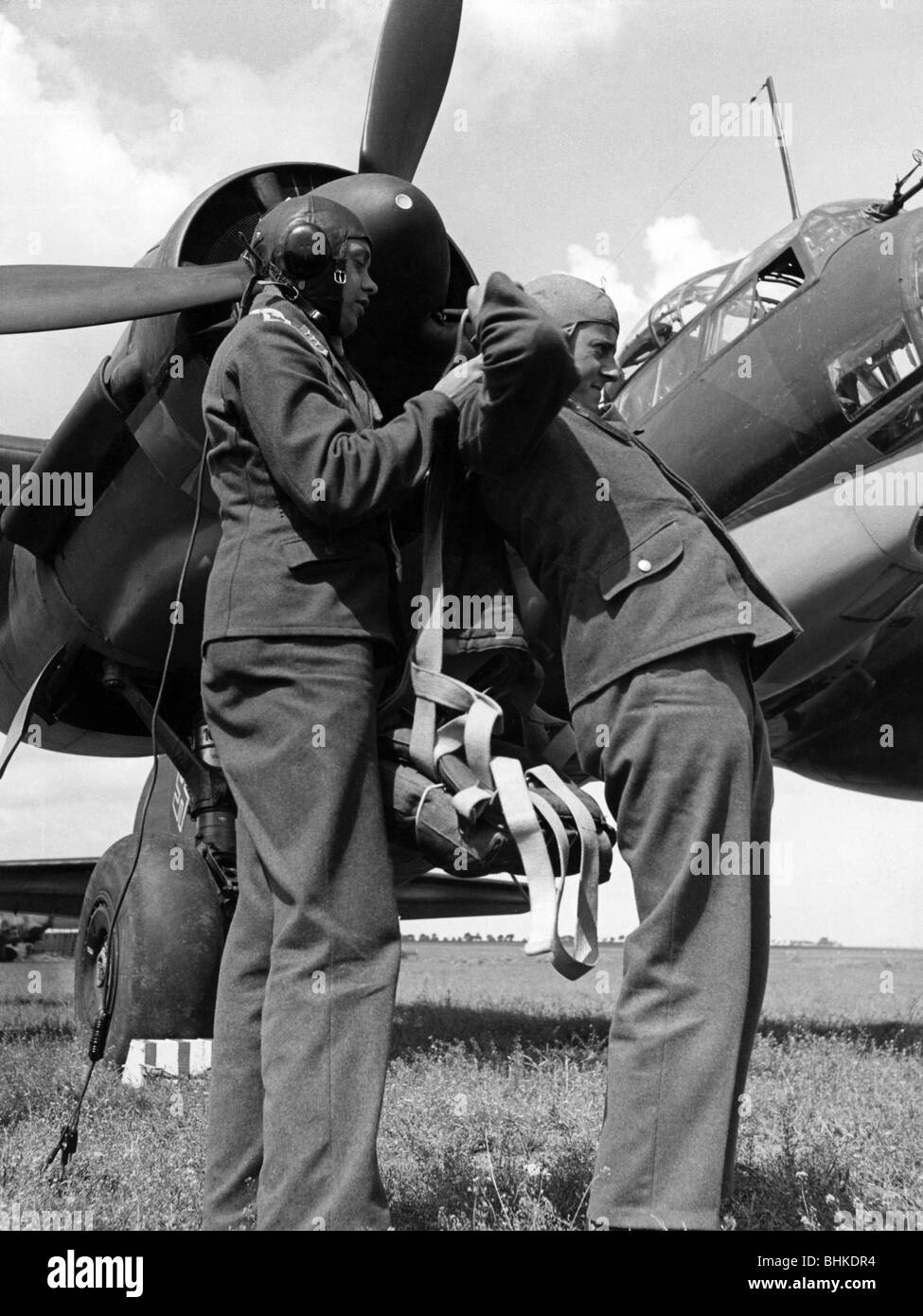 Événements, seconde Guerre mondiale / seconde Guerre mondiale, guerre aérienne, personnes, membres d'équipage d'un bombardier de taille moyenne allemand Ju 88 A 4 se préparant au décollage, vers 1942, Banque D'Images