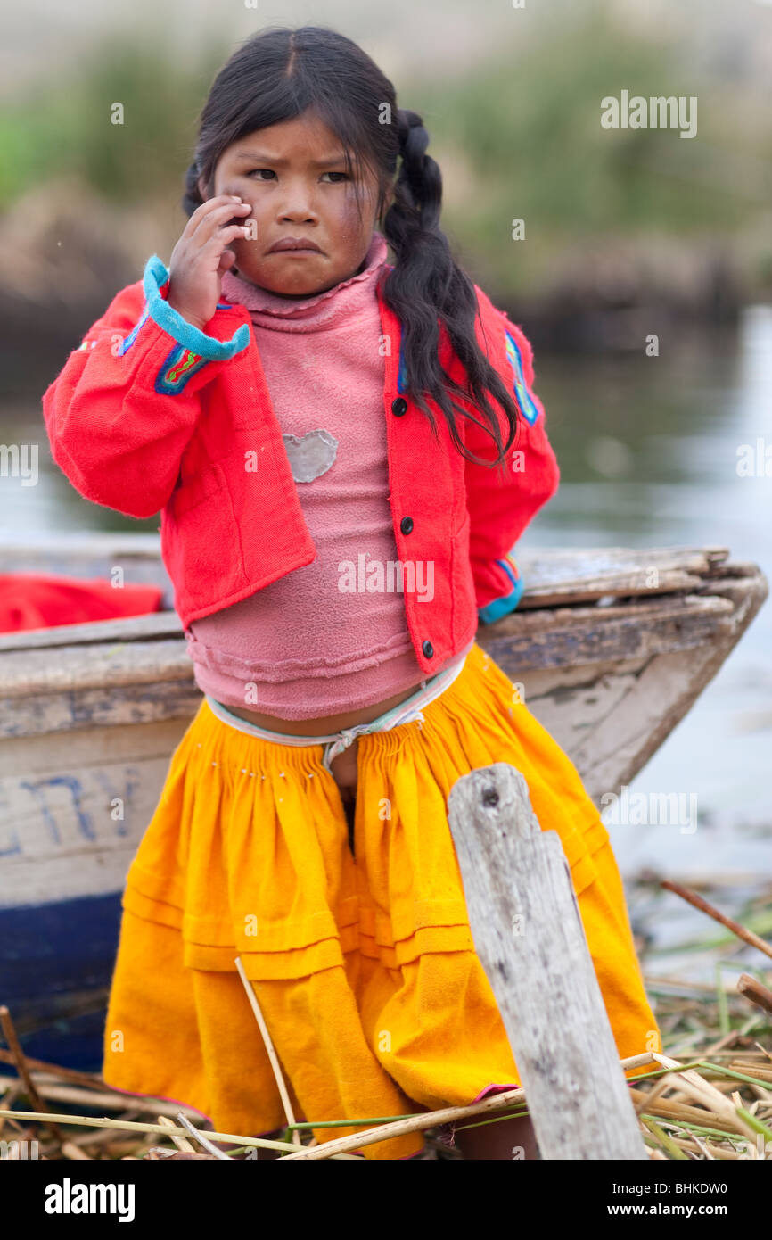 Un jeune enfant Uros, une partie de la communauté qui vivent sur des îles flottantes sur le lac Titicaca reed Banque D'Images