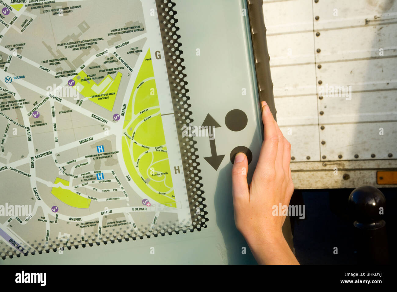 À la personne à un déplacement d'informations touristiques interactif la carte des rues de Paris. La France. Banque D'Images