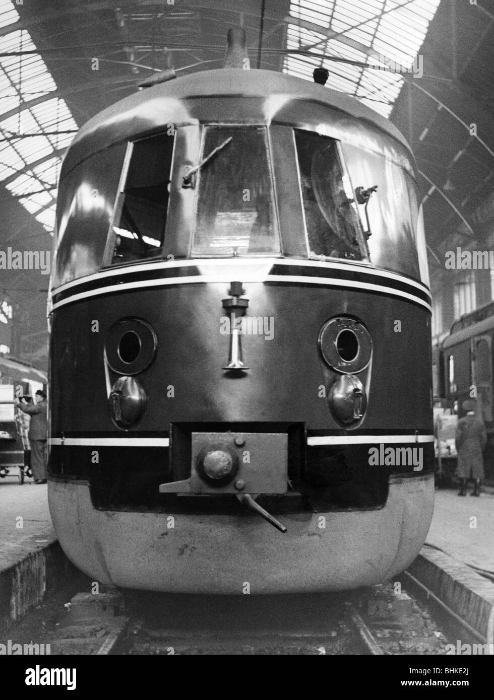 Transport / transport, chemin de fer, locomotives, train diesel DRG classe SVT 877, Deutsche Reichsbahn, produit par WUMAG, en service 1933 - 1957, typ 'Sunich Flyer', gare principale de Leipzig, Allemagne, 5.5.1936, vue avant, Banque D'Images