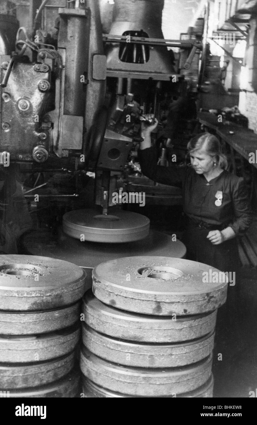 Géographie / voyages, Russie, industrie, travaux de tracteurs 'Red October', Stalingrad, salle de production, vue intérieure, années 1950, , Banque D'Images