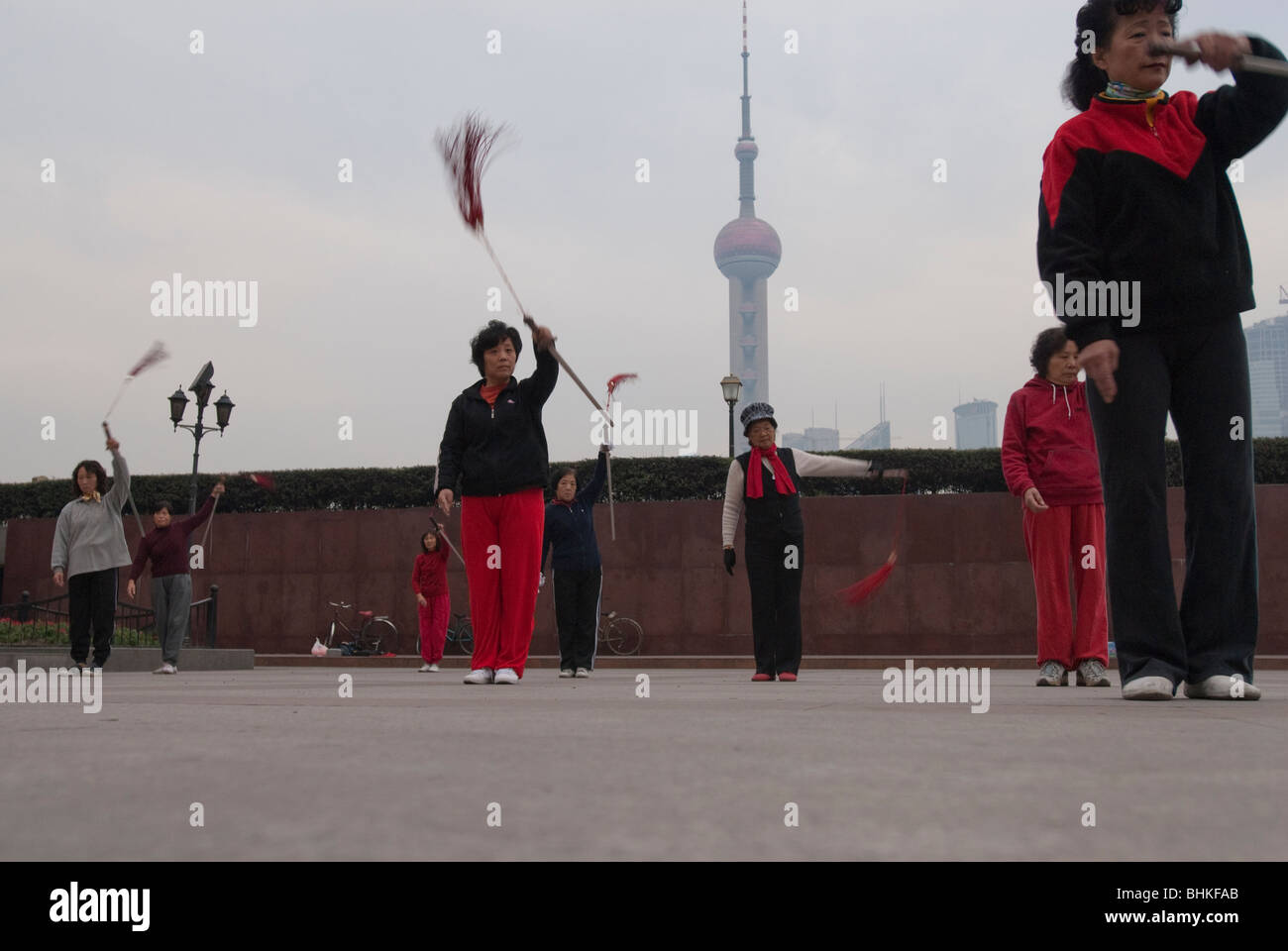 Les personnes qui usent le long du fleuve Huang Pu donnant sur le district de Pudong à Shanghai, Chine, Asie Banque D'Images