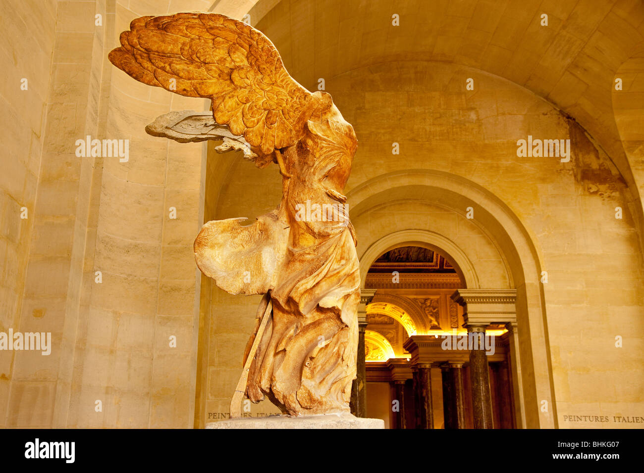 Statue de la Victoire ailée "Victoire de Samothrace" dans le musée du Louvre, Paris France Banque D'Images