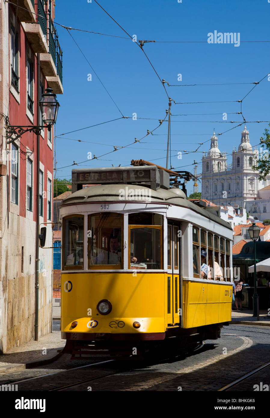 Portugal Lisbonne tramway jaune dans le quartier d'Alfama Banque D'Images