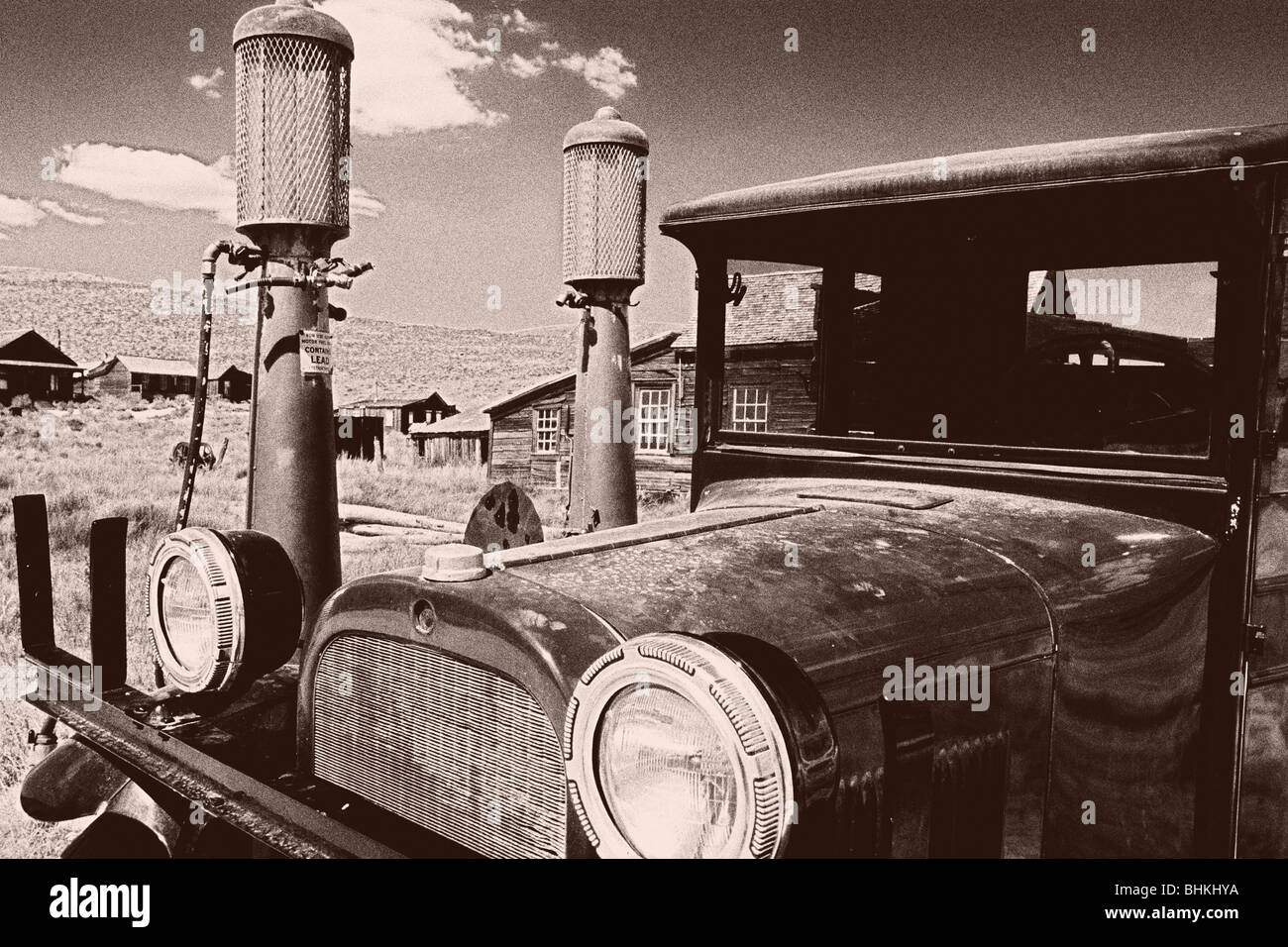 Vue avant sur un ancien camion, Bodie State Historic Site, Californie Banque D'Images