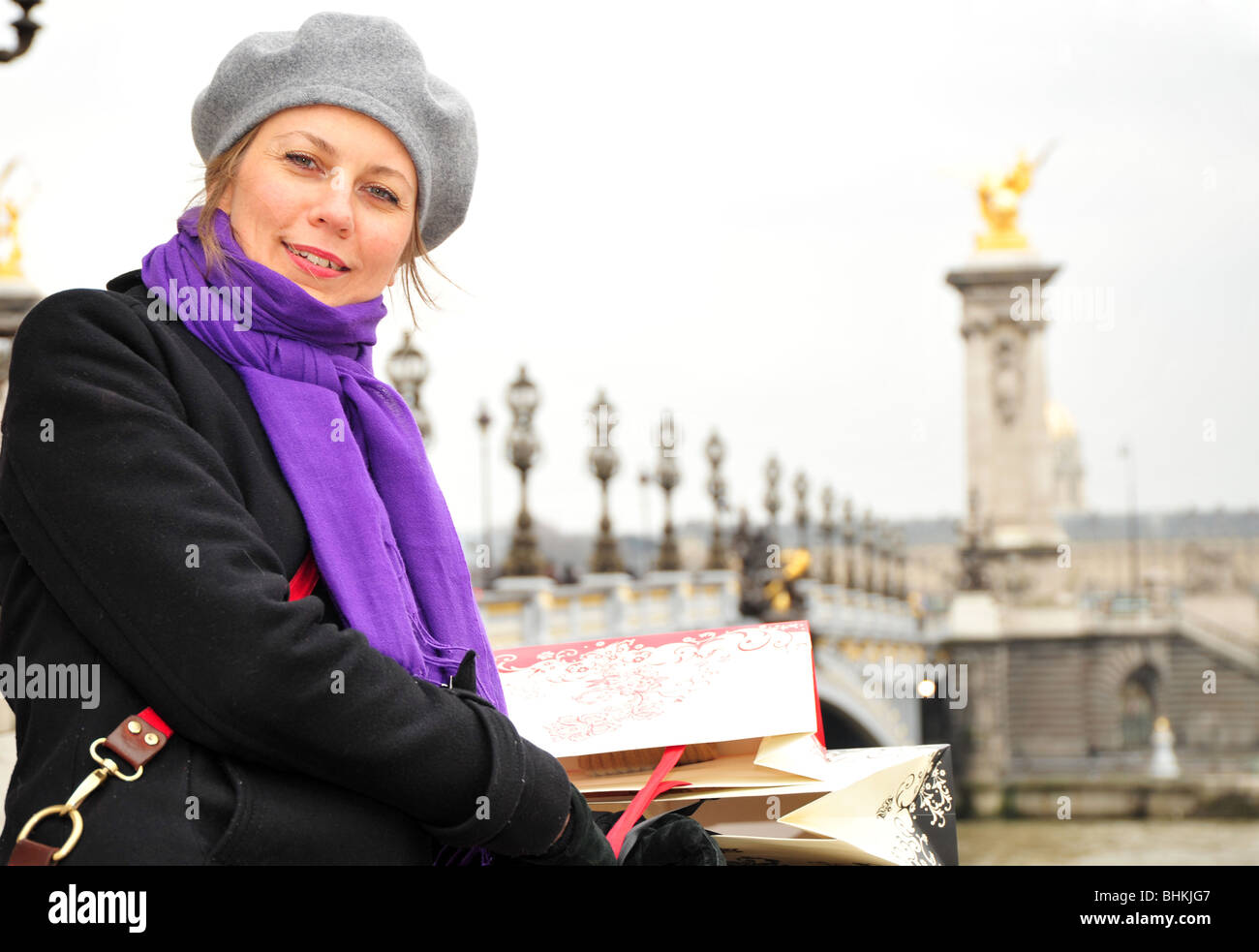 Femme dans paris Banque de photographies et d’images à haute résolution Alamy