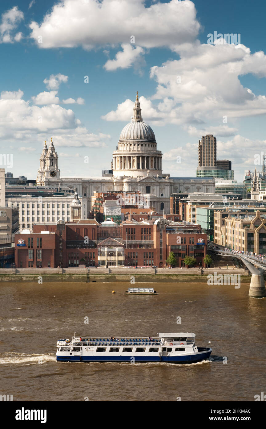Droit de visite guidée bateau sur la tamise passé à la cathédrale St Paul Banque D'Images