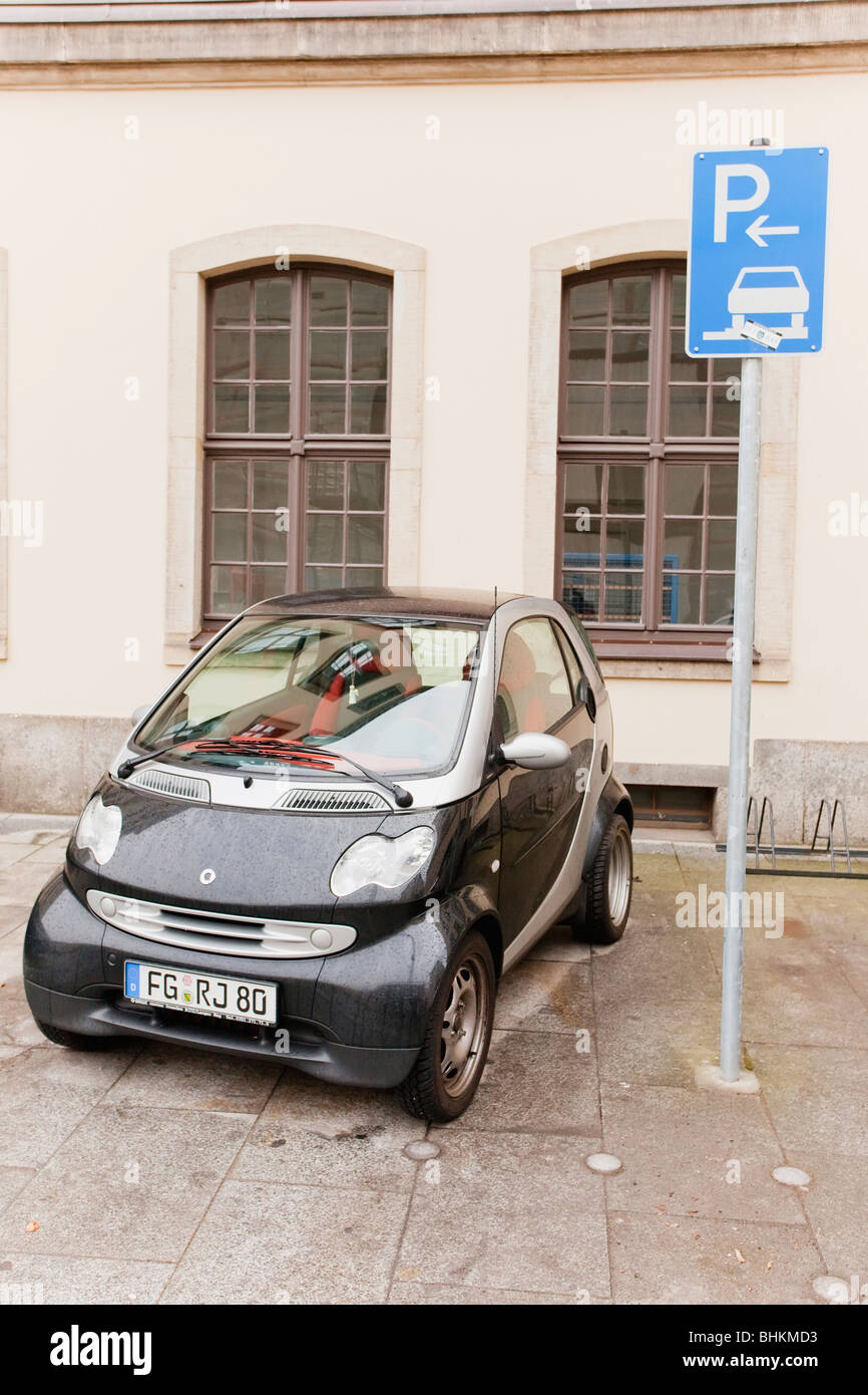 Smart voiture garée à Dresde, Allemagne Banque D'Images