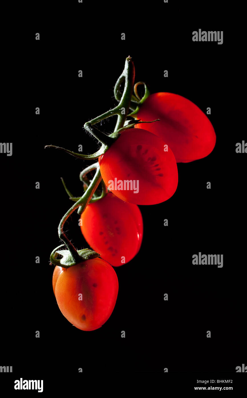 Tomates en demi-fond noir et à l'arrière allumé Banque D'Images