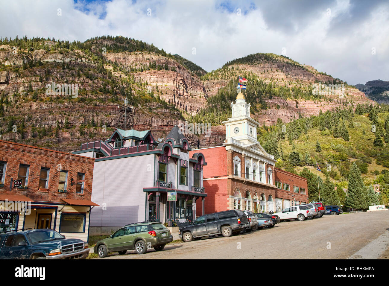 Les montagnes entourent la petite ville de Ouray, Colorado. Banque D'Images