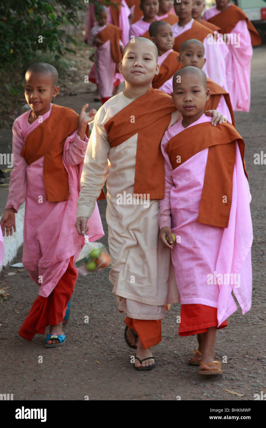 Le Myanmar, Birmanie, Yangon, Rangoon, les jeunes moniales bouddhistes ; Banque D'Images