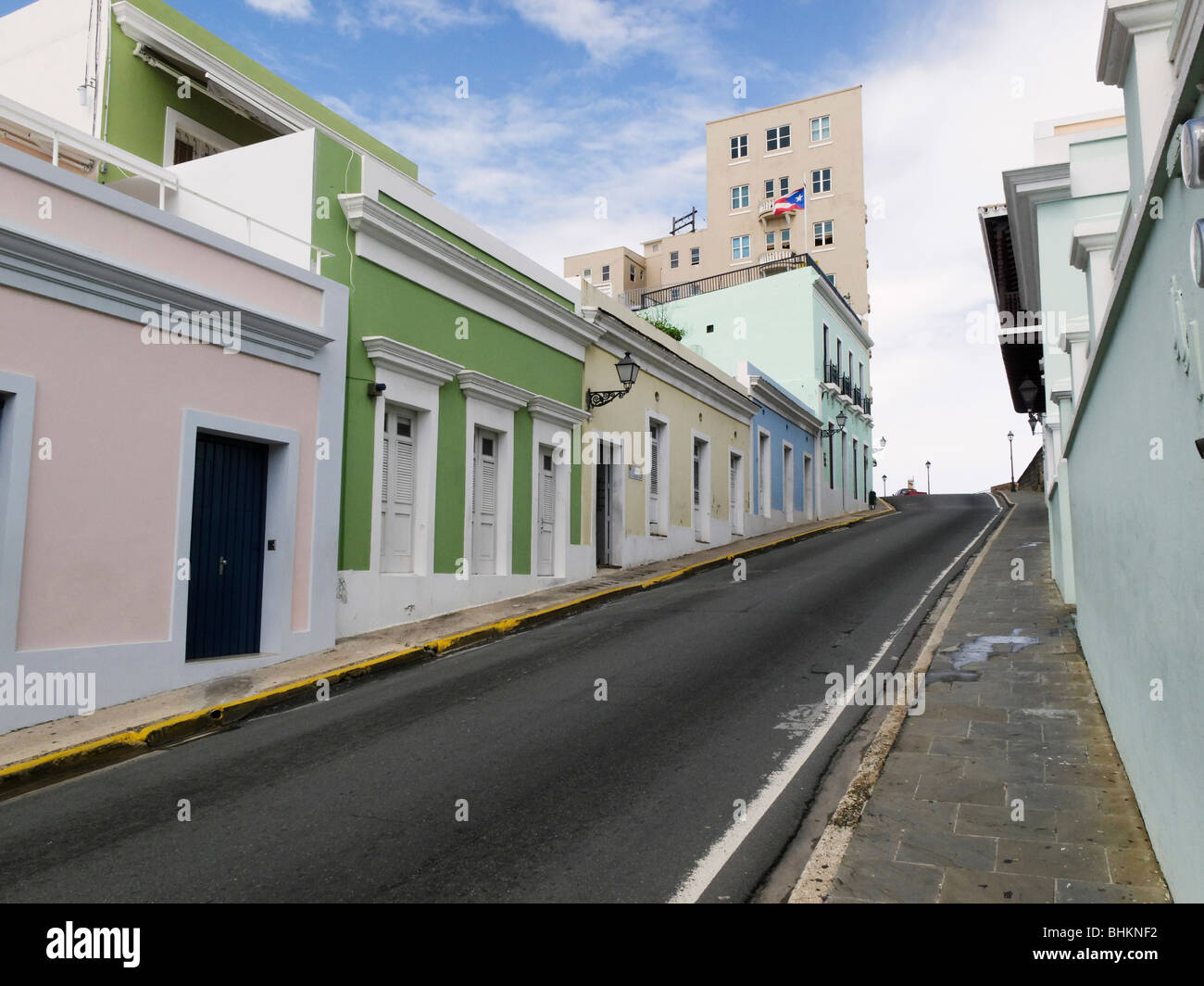 Rue en pente dans le Vieux San Juan, Calle Norzagaray, Porto Rico Banque D'Images