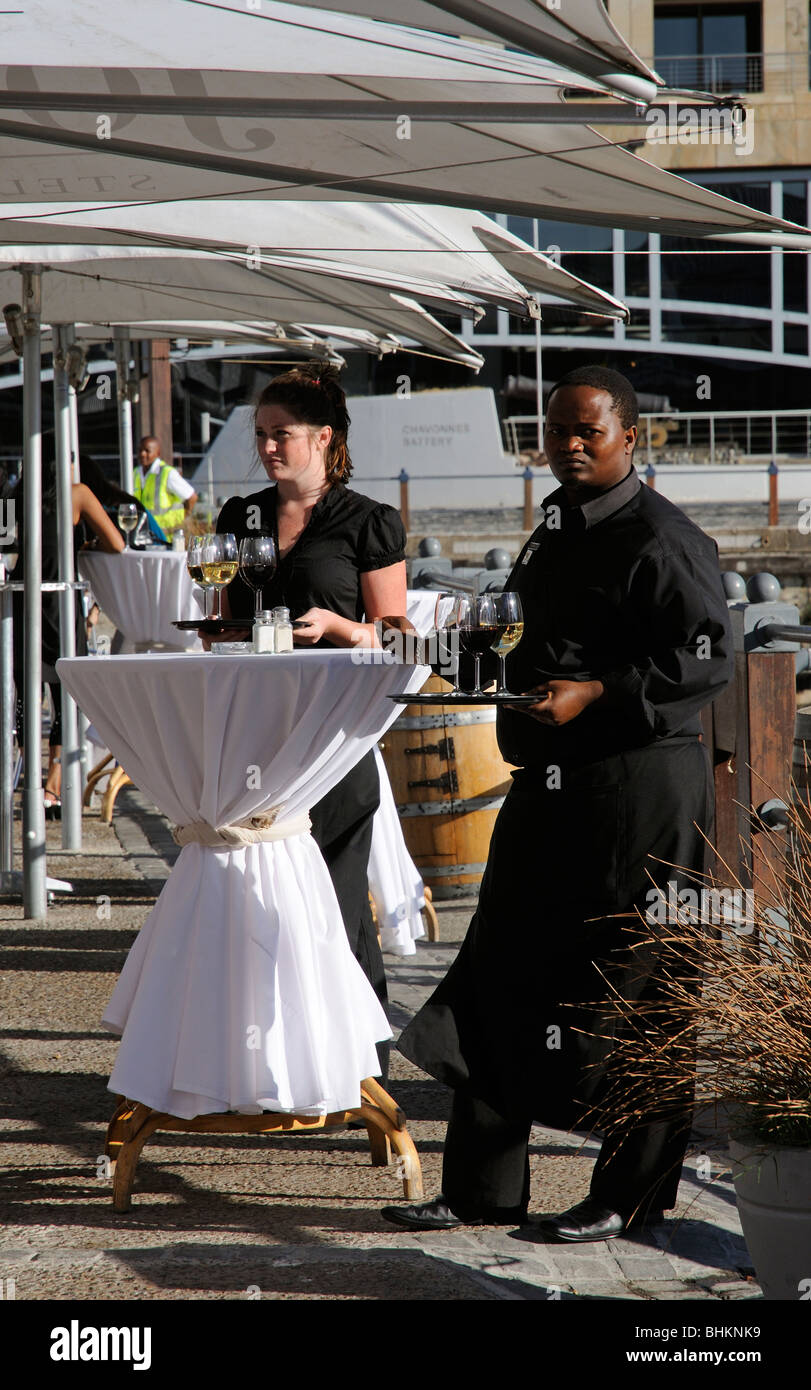 Sommeliers holding a tray et verres à vin Banque D'Images