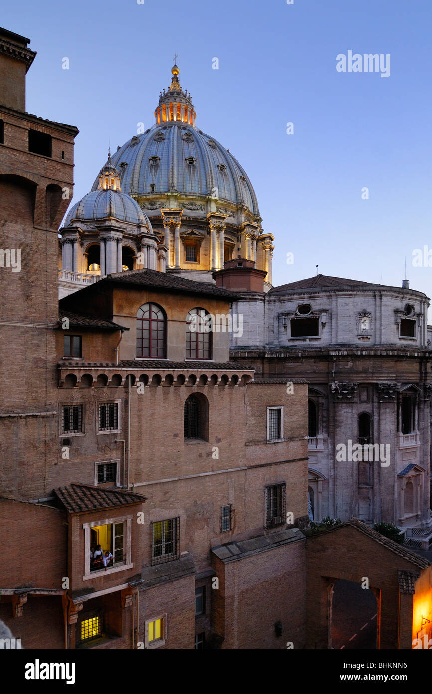 Rome. L'Italie. Le dôme de la Basilique Saint-Pierre du Vatican Museum. Banque D'Images