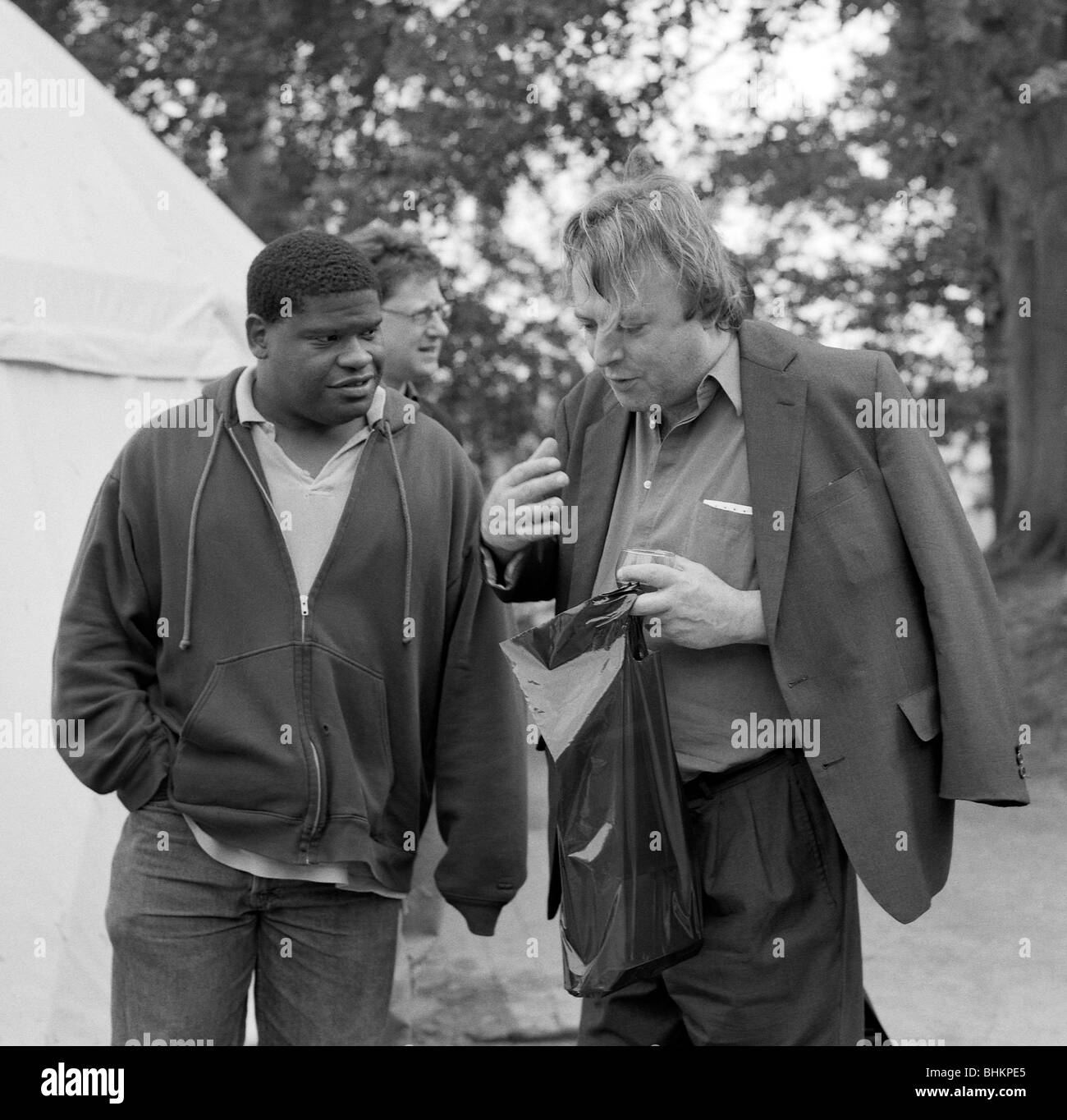 Gary Younge journaliste parlant à Christopher Hitchens aux 2003 Guardian Hay Festival, à Hay-on-Wye, au Pays de Galles, UK KATHY DEWITT Banque D'Images Gary Younge journaliste parlant à Christopher Hitchens aux 2003 Guardian Hay Festival, à Hay-on-Wye, au Pays de Galles, UK KATHY DEWITT Banque D'Images