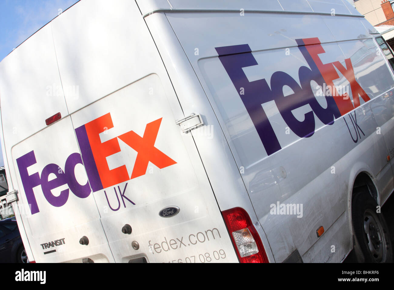 Un camion de livraison de FedEx au Royaume-Uni. Banque D'Images Un camion de livraison de FedEx au Royaume-Uni. Banque D'Images