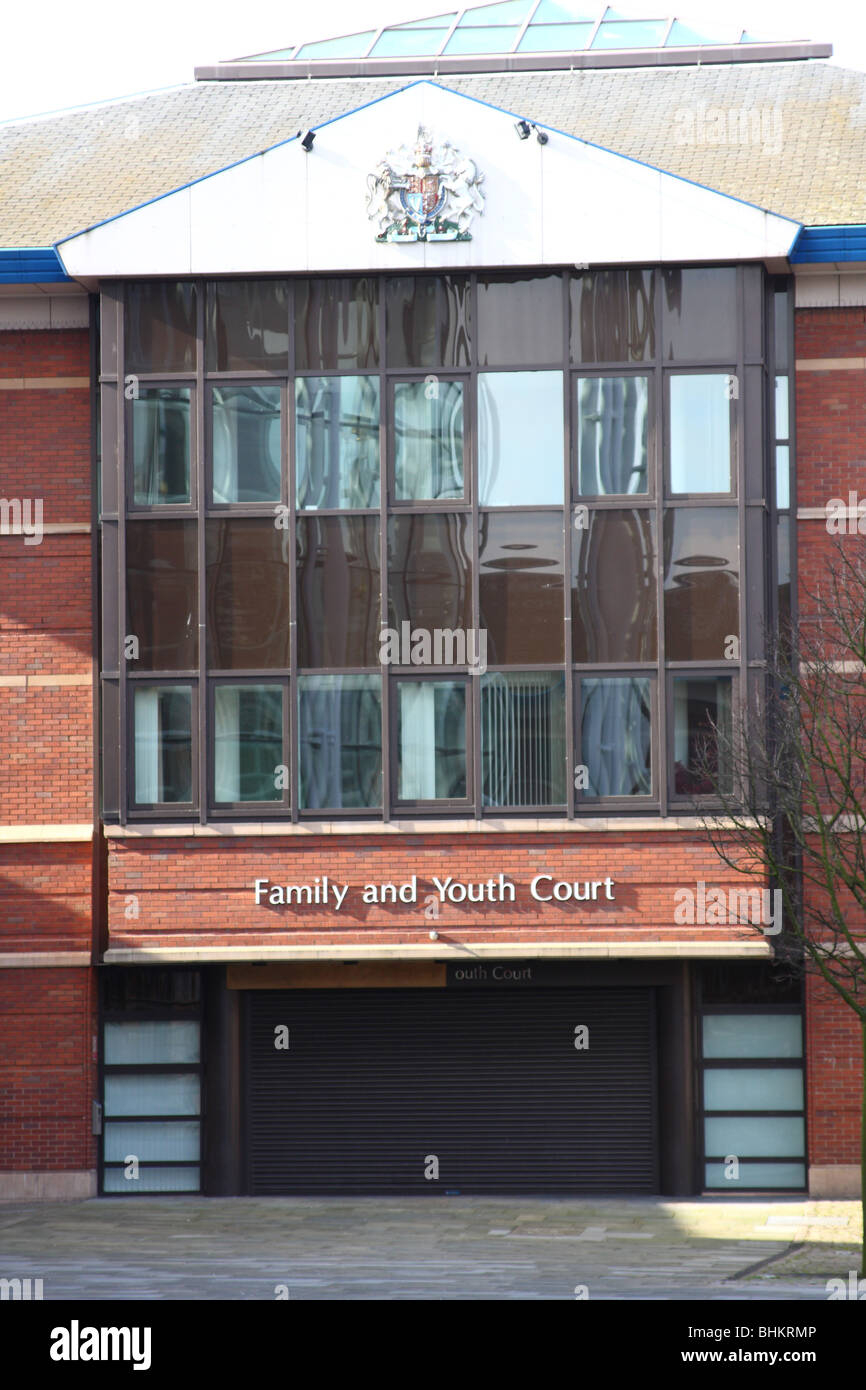 Une cour de la famille et de la jeunesse dans la construction au Royaume-Uni. Banque D'Images