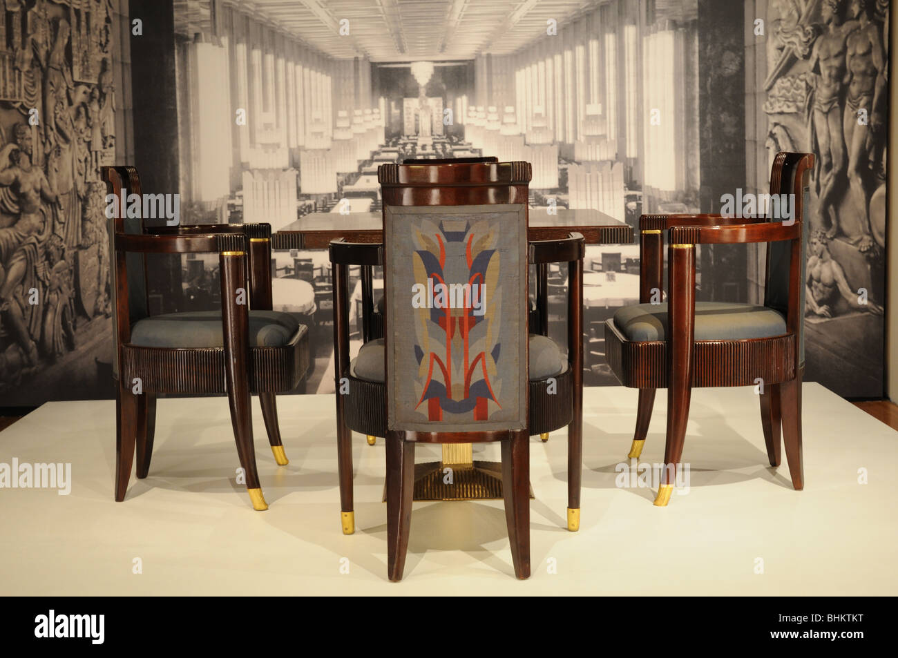 Les meubles de la Normandie de première classe de la salle à manger et la dorure avait détails cannelés sur les jambes avant de les chaises. Banque D'Images