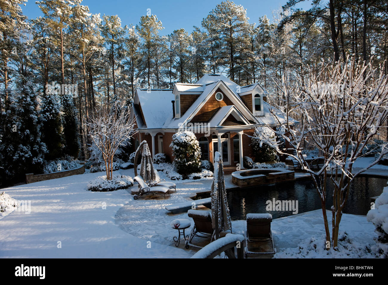 La couverture de neige légère sur pool house, piscine, jardin, aménagement paysager - luxury home matin après tempête de l'hiver 2010, Atlanta, Géorgie USA Banque D'Images