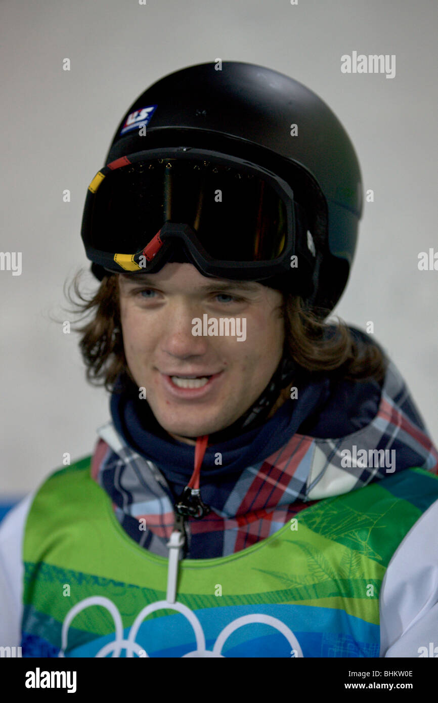 Louie Vito (USA) en compétition dans l'épreuve du snowboard halfpipe event aux Jeux Olympiques d'hiver de 2010 Banque D'Images
