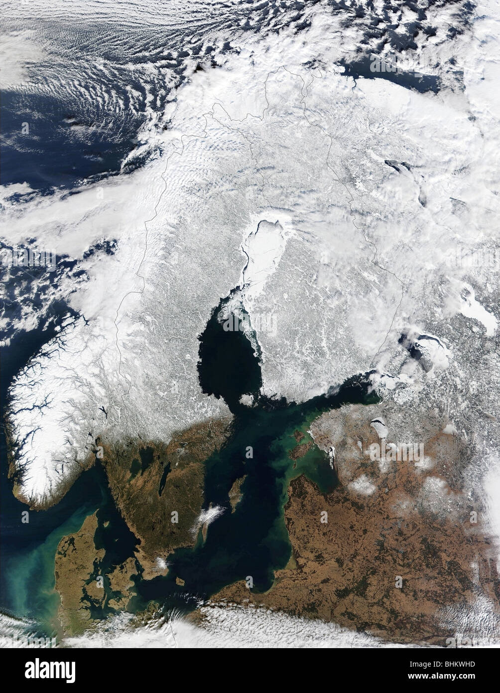 Dans ce surtout et sans nuage true-color image satellite, une grande partie de la Scandinavie peut être vu pour être toujours couvert par la neige. Banque D'Images