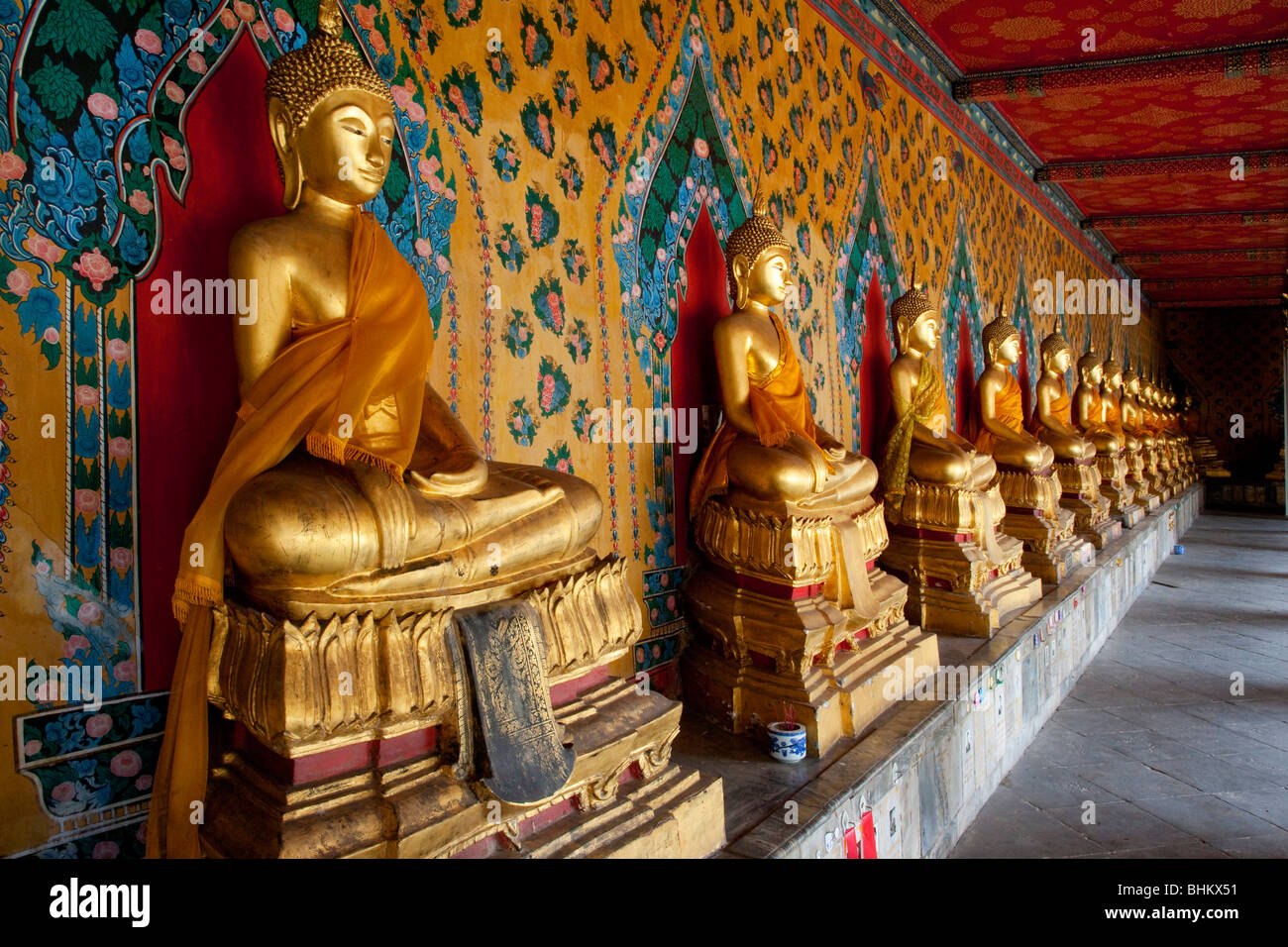 Les bouddhas situé dans la galerie du Bot au Wat Arun Banque D'Images