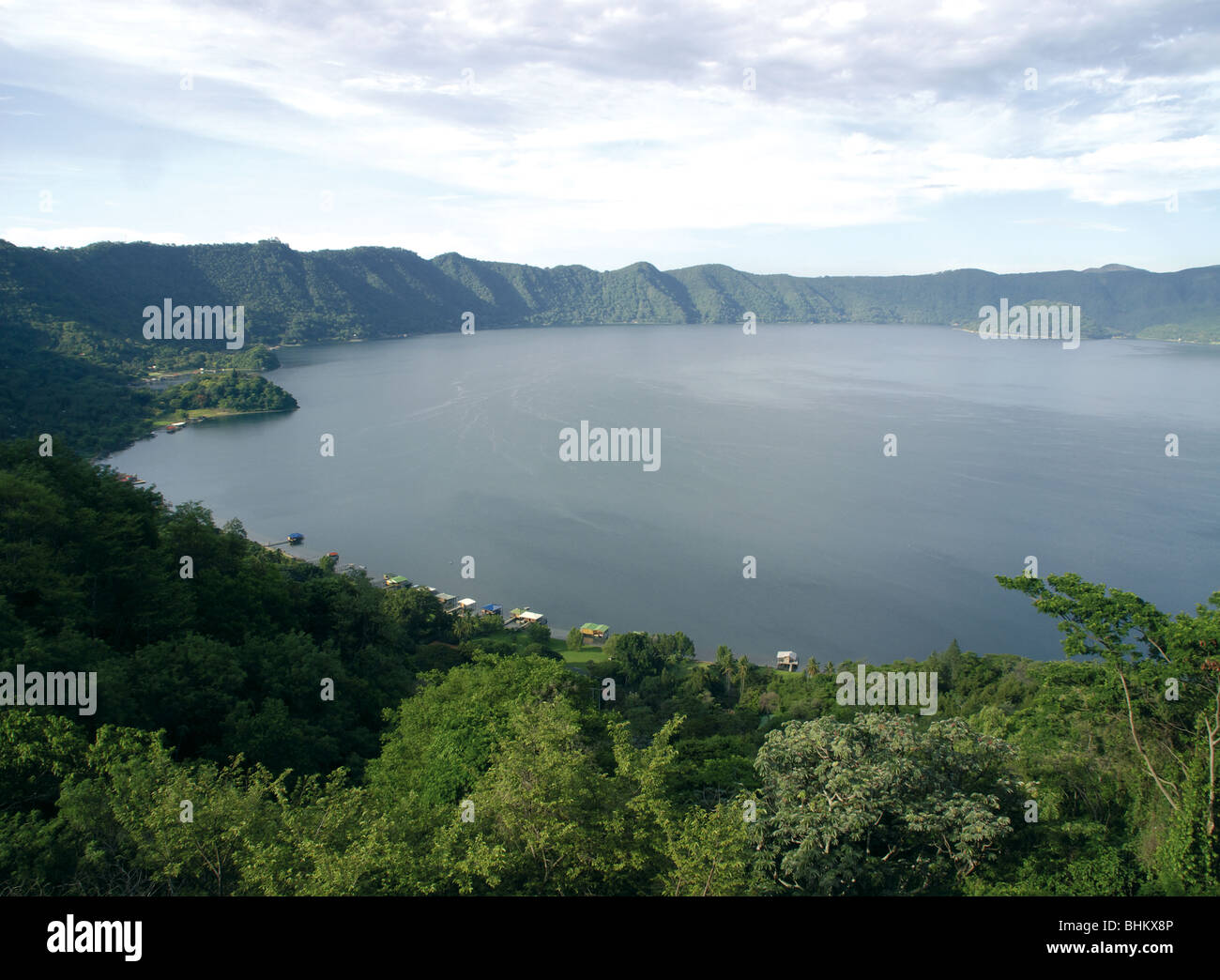 El Salvador. Lac Coatepeque . Lac dans un cratère volcanique. Banque D'Images