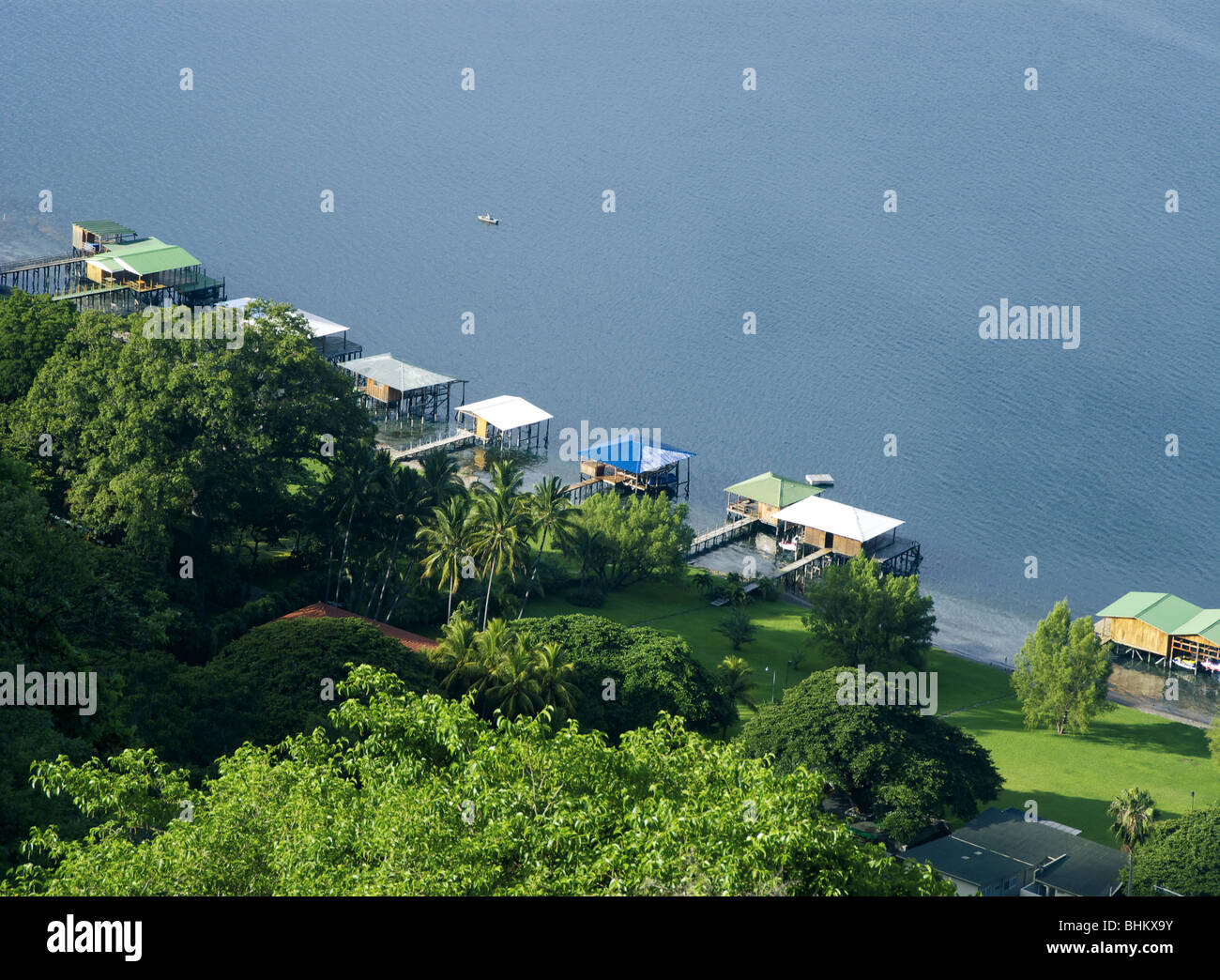 El Salvador. Lac Coatepeque . Lac dans un cratère volcanique. Banque D'Images