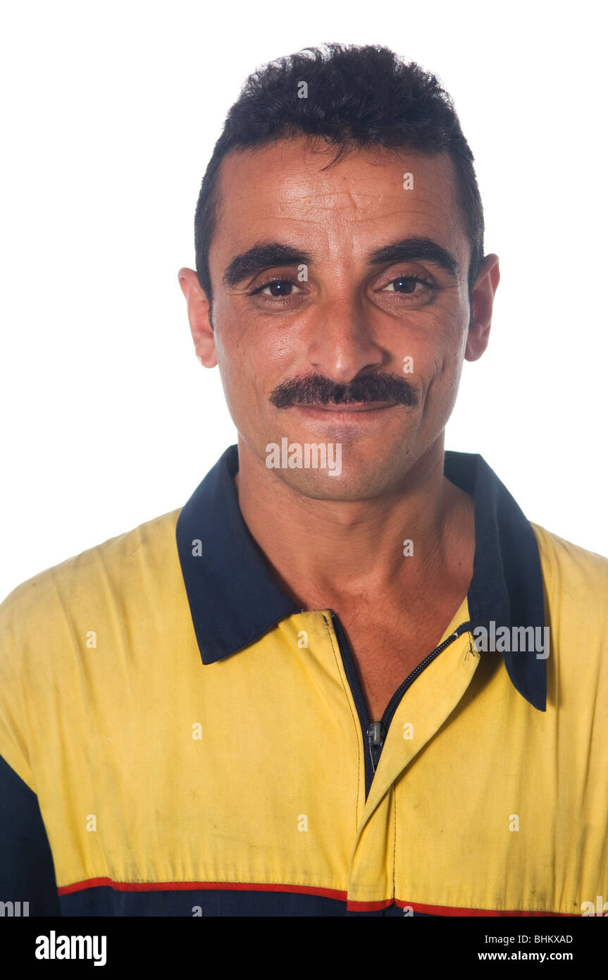 Portrait d'un mécanicien du Moyen-Orient smiling regardant la caméra sur un fond blanc. Banque D'Images