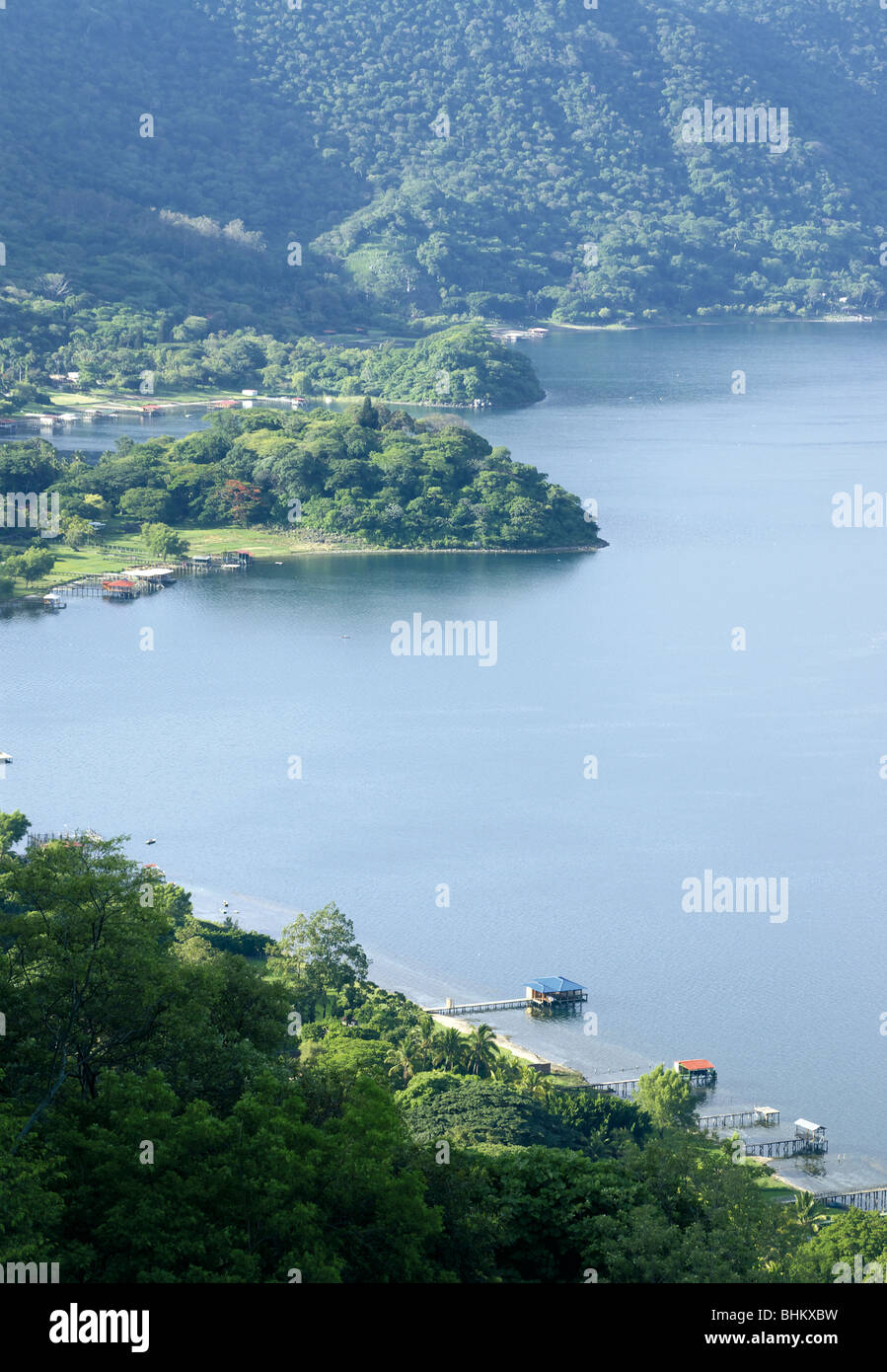 El Salvador. Lac Coatepeque . Lac dans un cratère volcanique. Banque D'Images