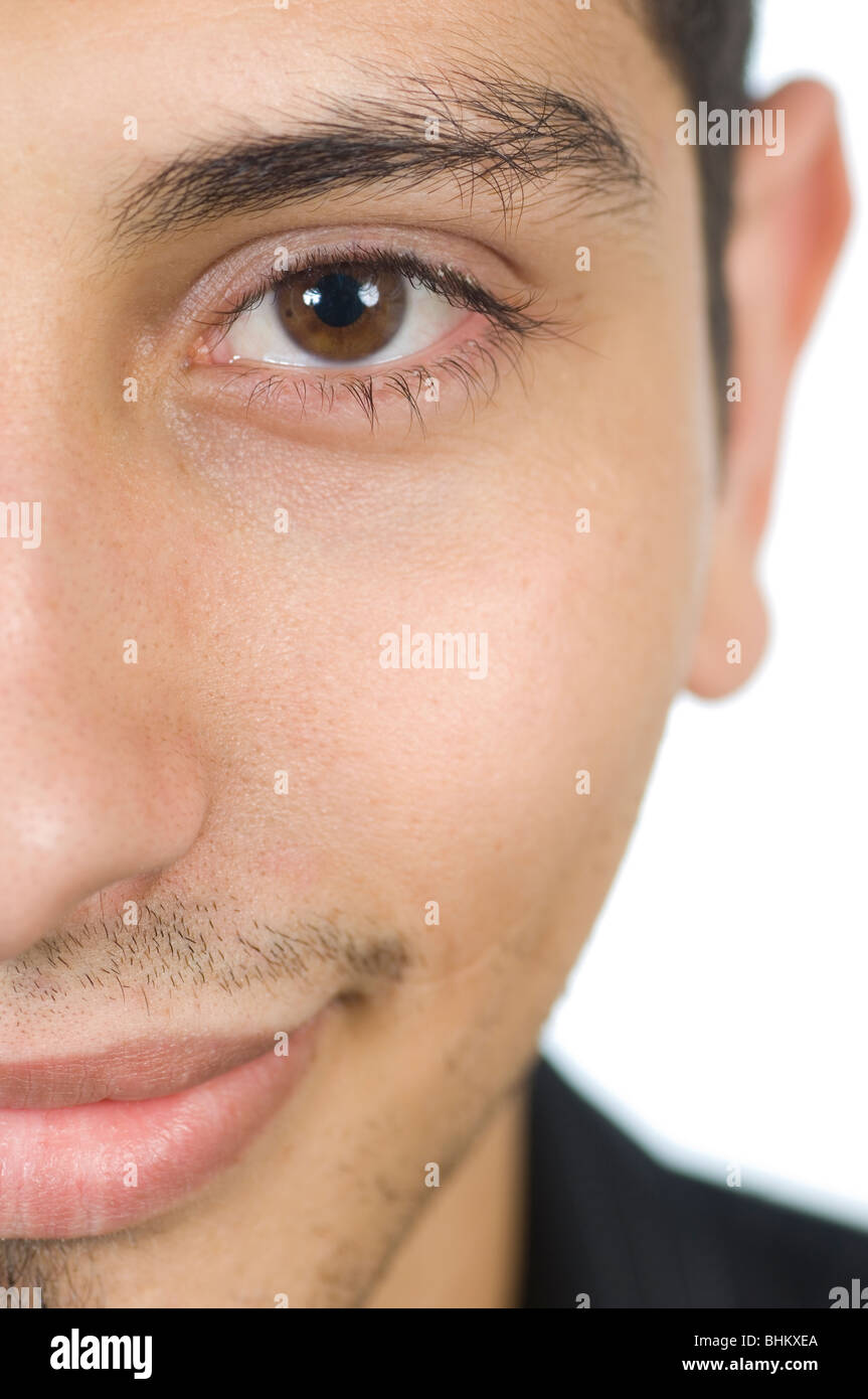 Young Asian boy smiling at camera et sur un fond blanc. Banque D'Images