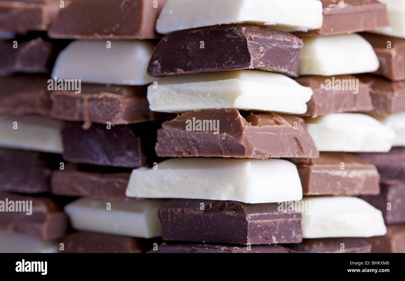 Plusieurs saveurs de chocolat empilées Banque D'Images